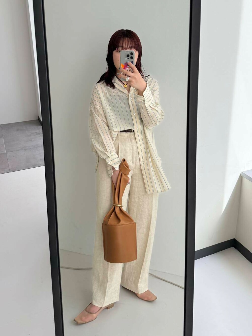 ベージュ系のその他パンツ、ベージュ系のパンプス、ベージュ系のシャツ/ブラウスを着用したレディースの春コーディネートの7枚目の写真