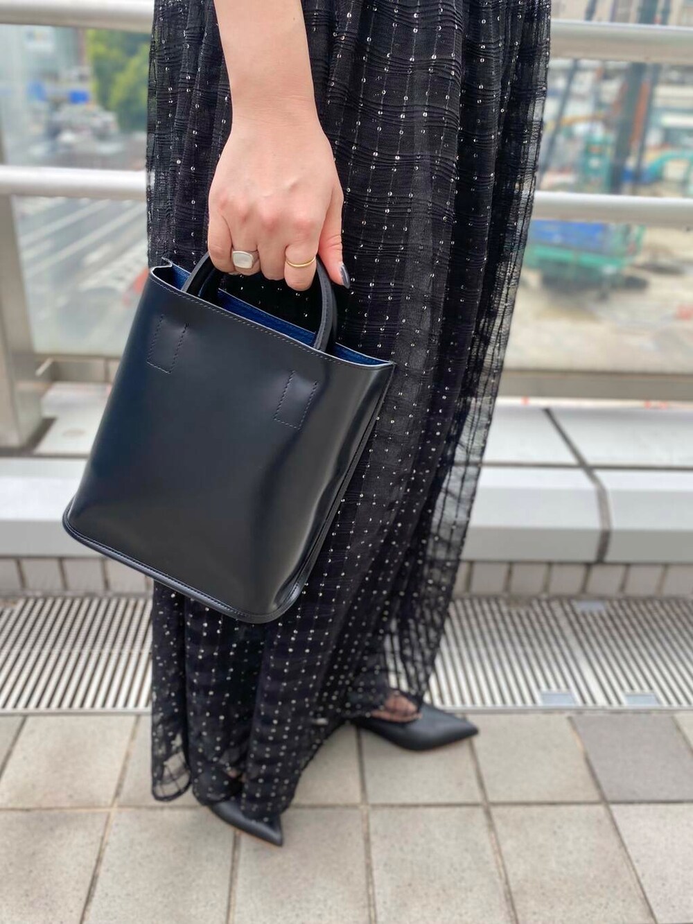 ブラック系のキャミソール、ブラック系のデニムパンツ、ブラック系のワンピースを着用したレディースの夏コーディネートの7枚目の写真