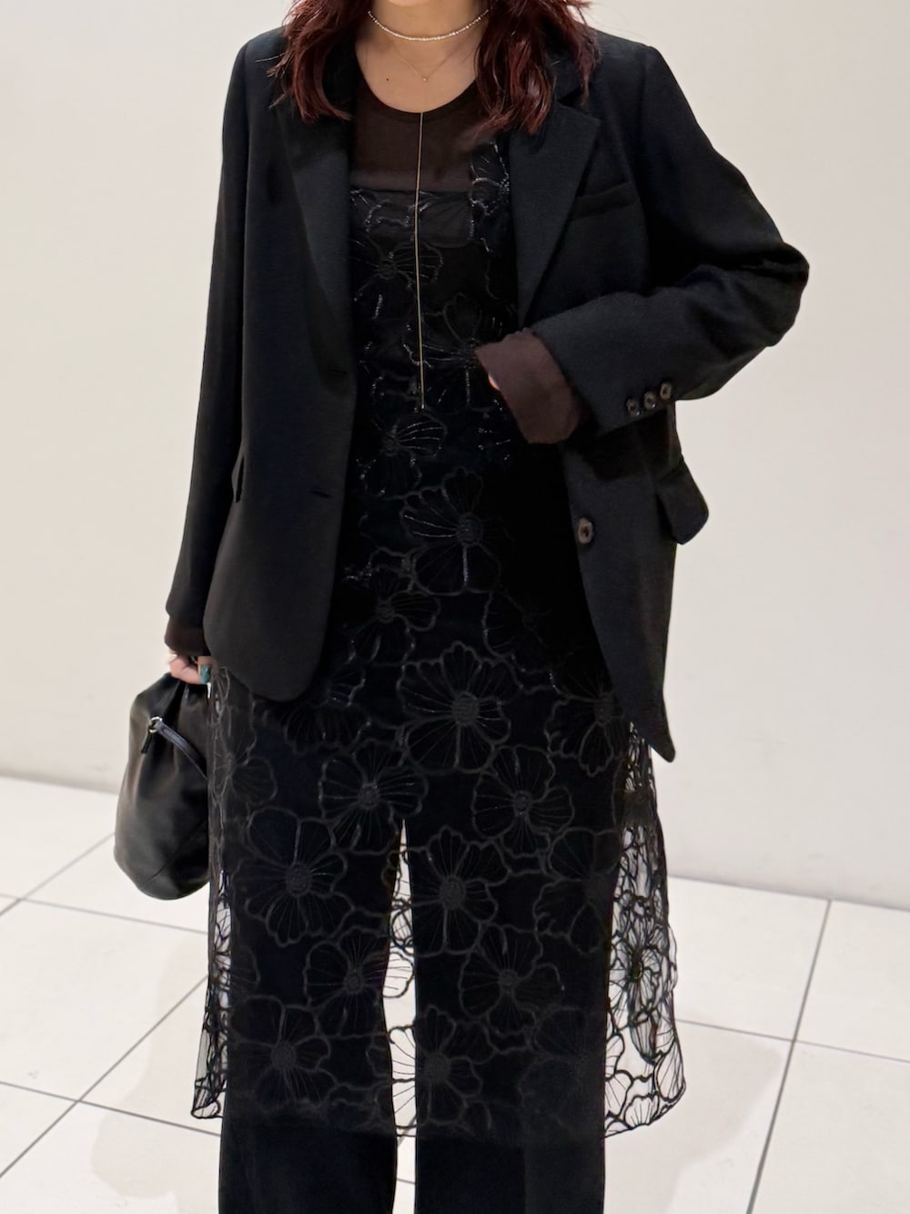 ブラック系のその他アウター、ブラック系のワンピース、ブラック系のその他パンツを着用したレディースの春コーディネートの6枚目の写真