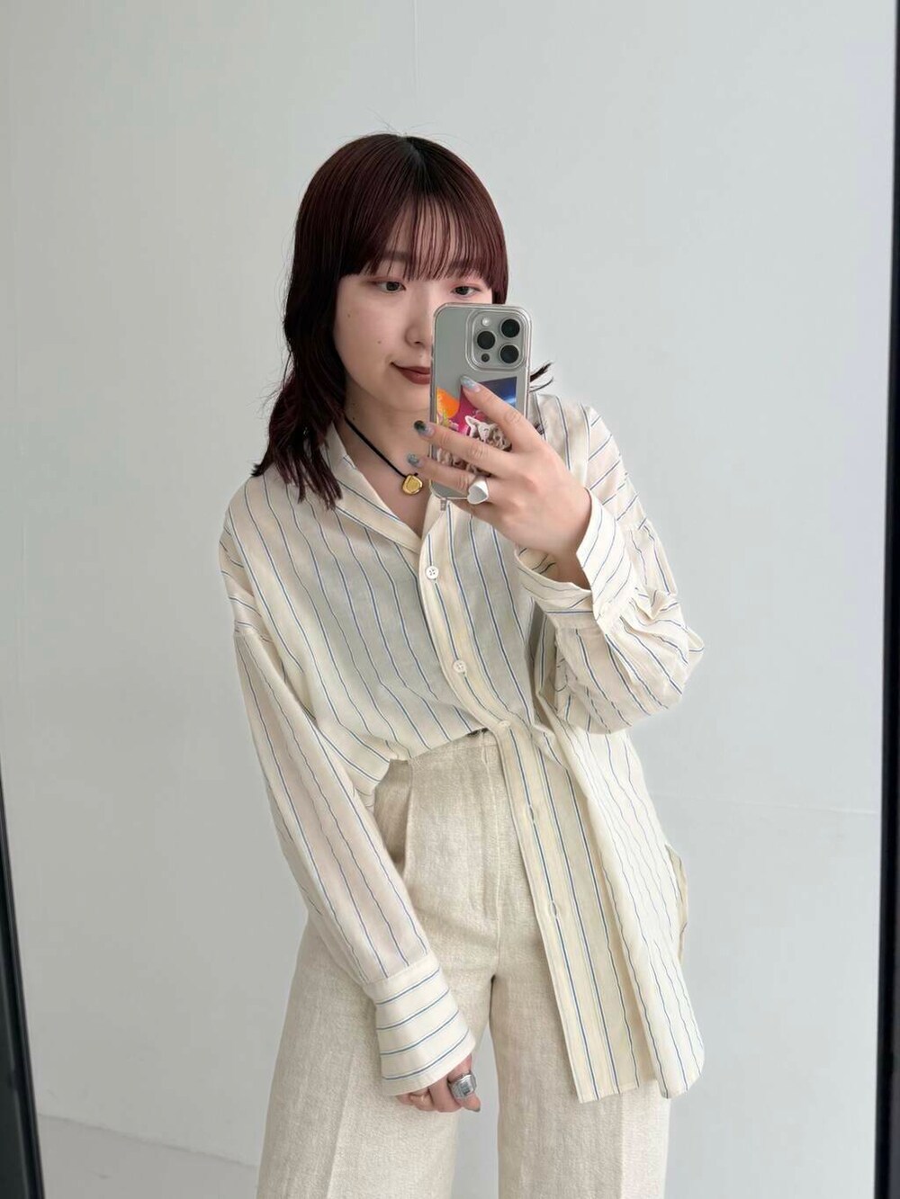ベージュ系のその他パンツ、ベージュ系のパンプス、ベージュ系のシャツ/ブラウスを着用したレディースの春コーディネートの6枚目の写真