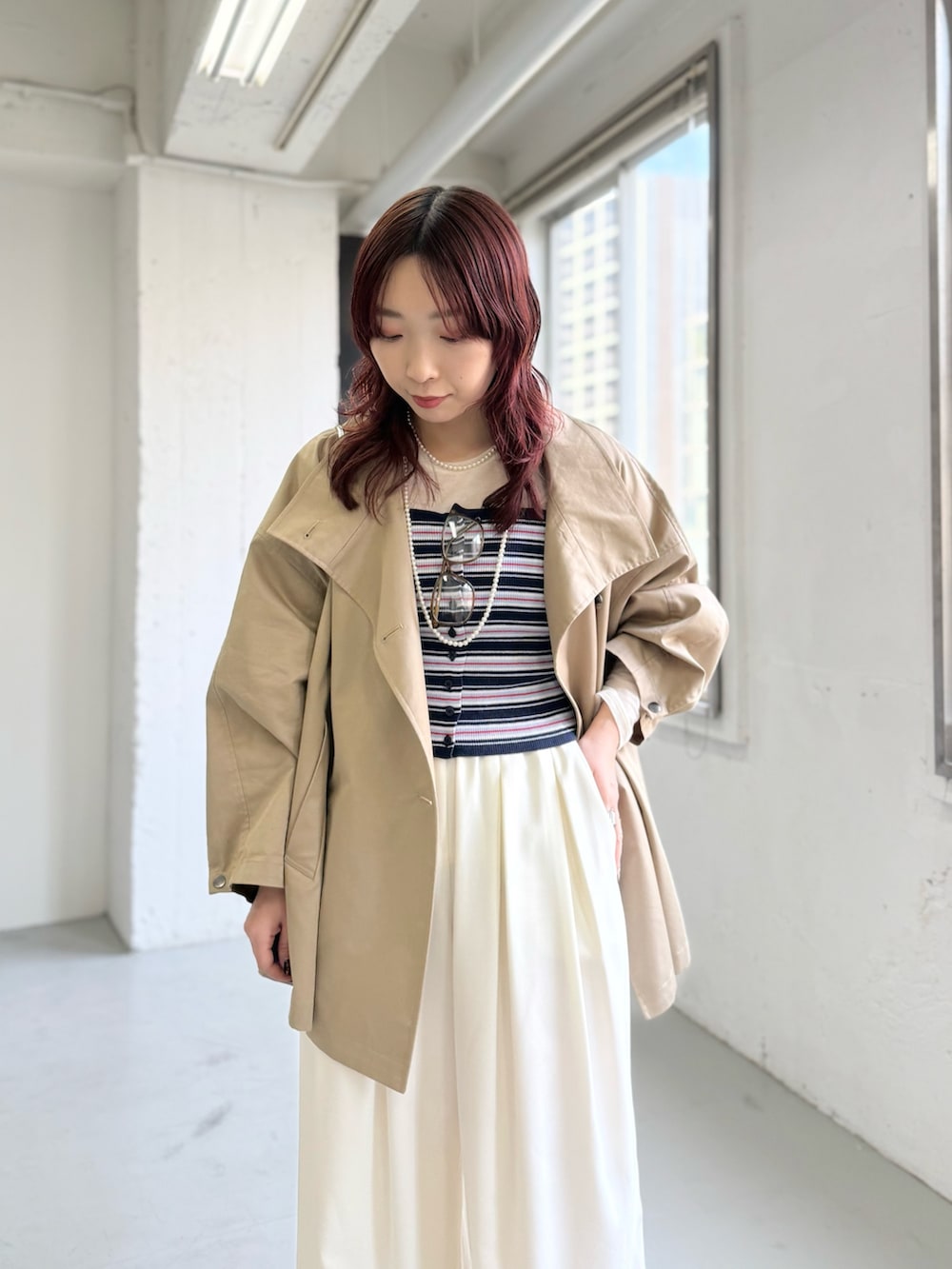 ホワイト系のその他パンツ、ベージュ系のトレンチコート、ブルー系のニット/セーターを着用したレディースの冬コーディネートの5枚目の写真