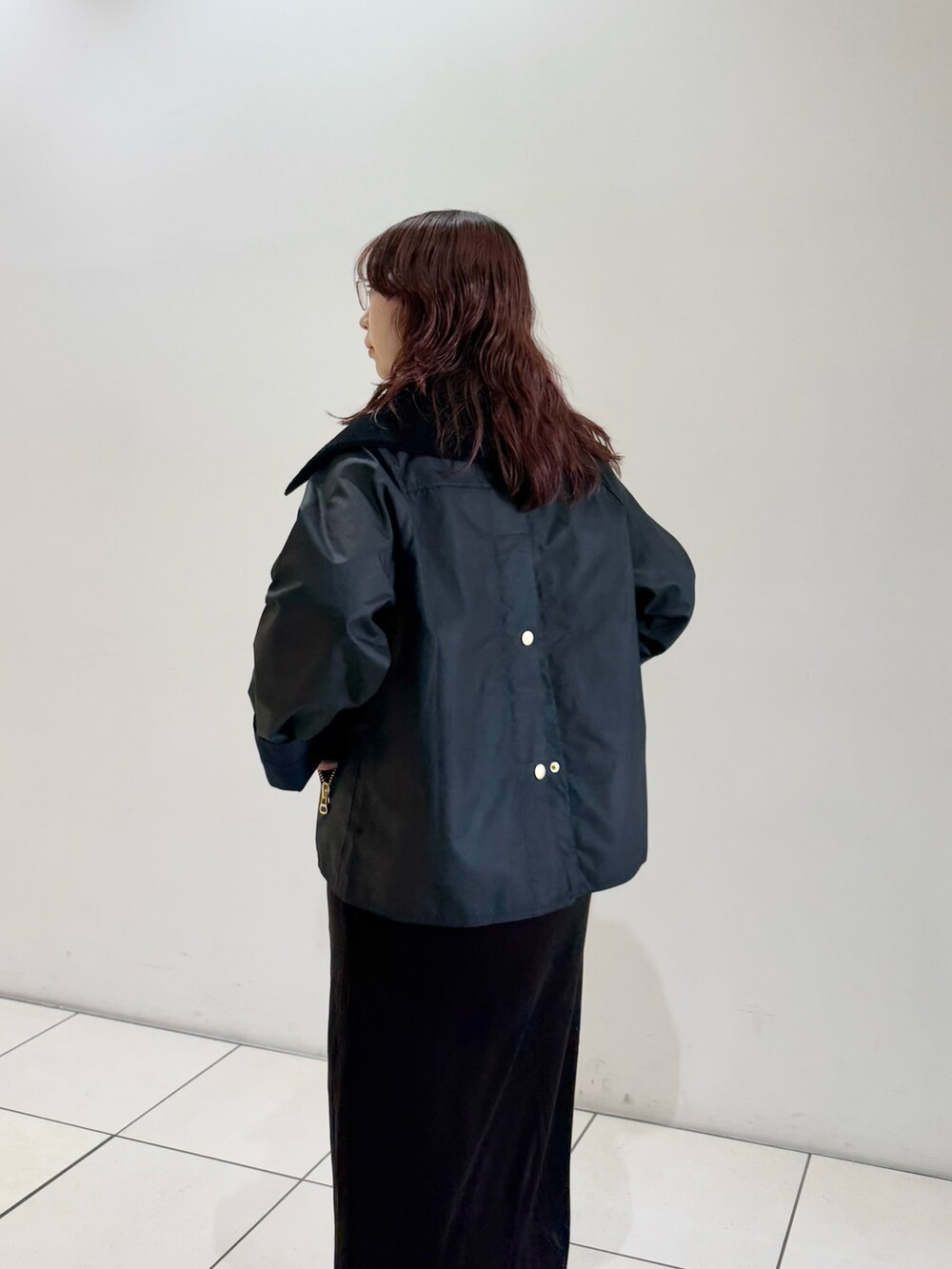 ブラック系のテーラードジャケット、ブラウン系のワンピースを着用したレディースの秋コーディネートの7枚目の写真