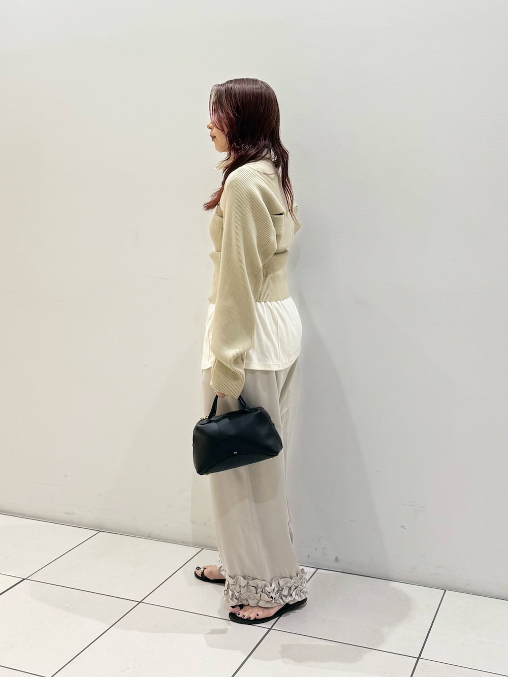 ベージュ系のニット/セーター、ホワイト系のカーディガン/ボレロ、グレー系のその他パンツを着用したレディースの夏コーディネートの3枚目の写真