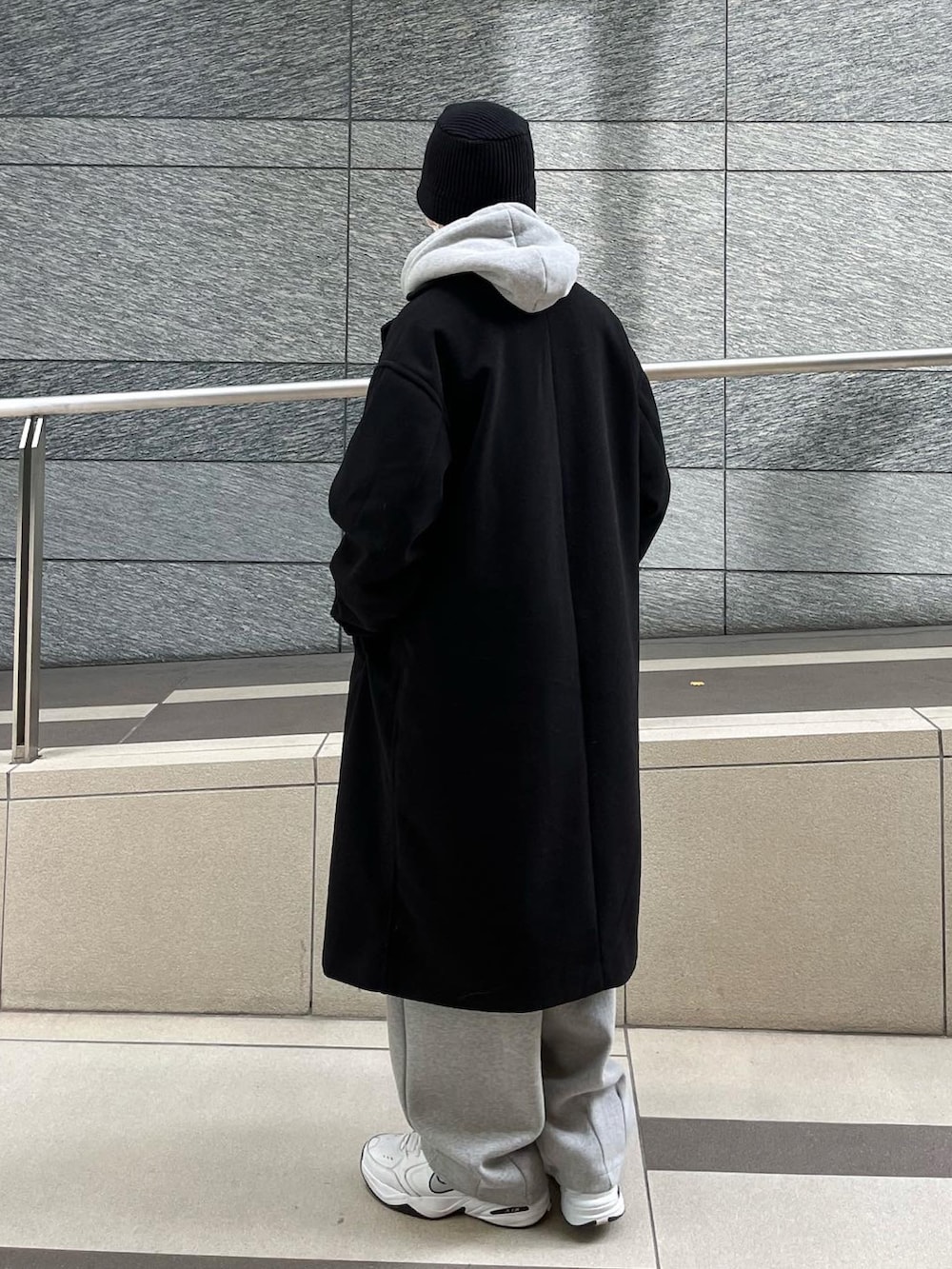 グレー系のパーカー、ホワイト系のTシャツ/カットソー、グレー系のスウェットパンツを着用したメンズの春コーディネートの2枚目の写真