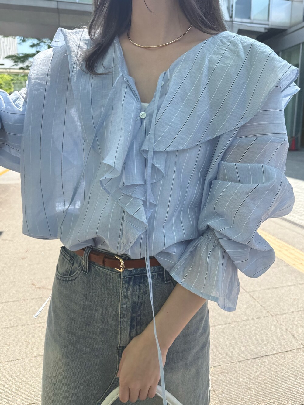 ブルー系のシャツ/ブラウス、ホワイト系のトートバッグ、ブルー系のスカートを着用したレディースの夏コーディネートの4枚目の写真