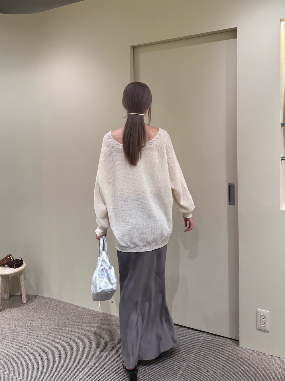 ホワイト系のカーディガン/ボレロ、シルバー系のトートバッグ、ブラウン系のスカートを着用したレディースの夏コーディネートの2枚目の写真
