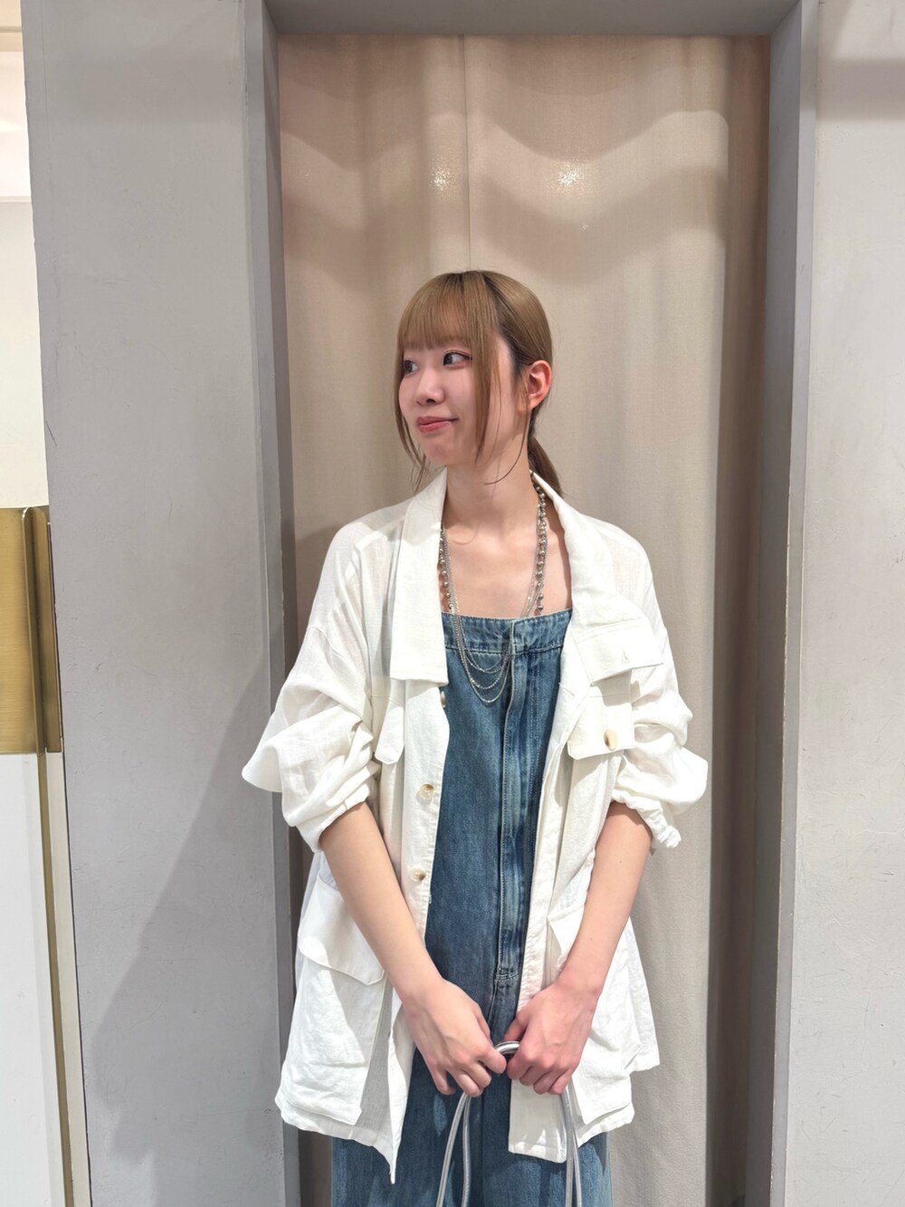 ホワイト系のその他アウター、ブルー系のサロペット/オーバーオール、シルバー系のトートバッグを着用したレディースの夏コーディネートの3枚目の写真