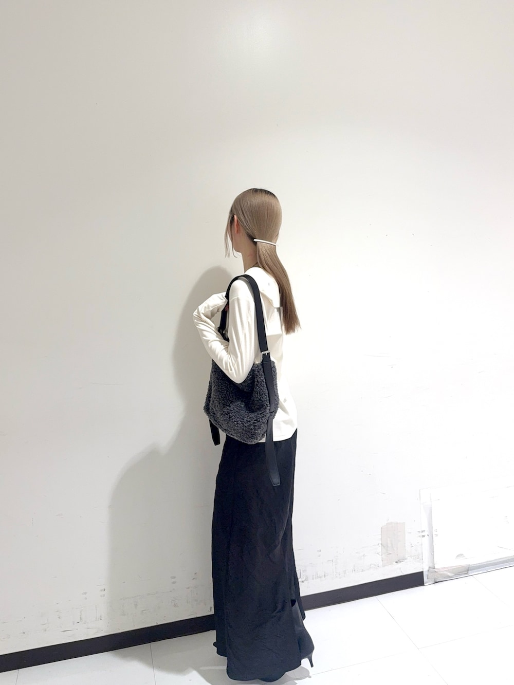 ホワイト系のTシャツ/カットソー、グレー系のショルダーバッグ、ブラック系のスカートを着用したレディースの夏コーディネートの2枚目の写真