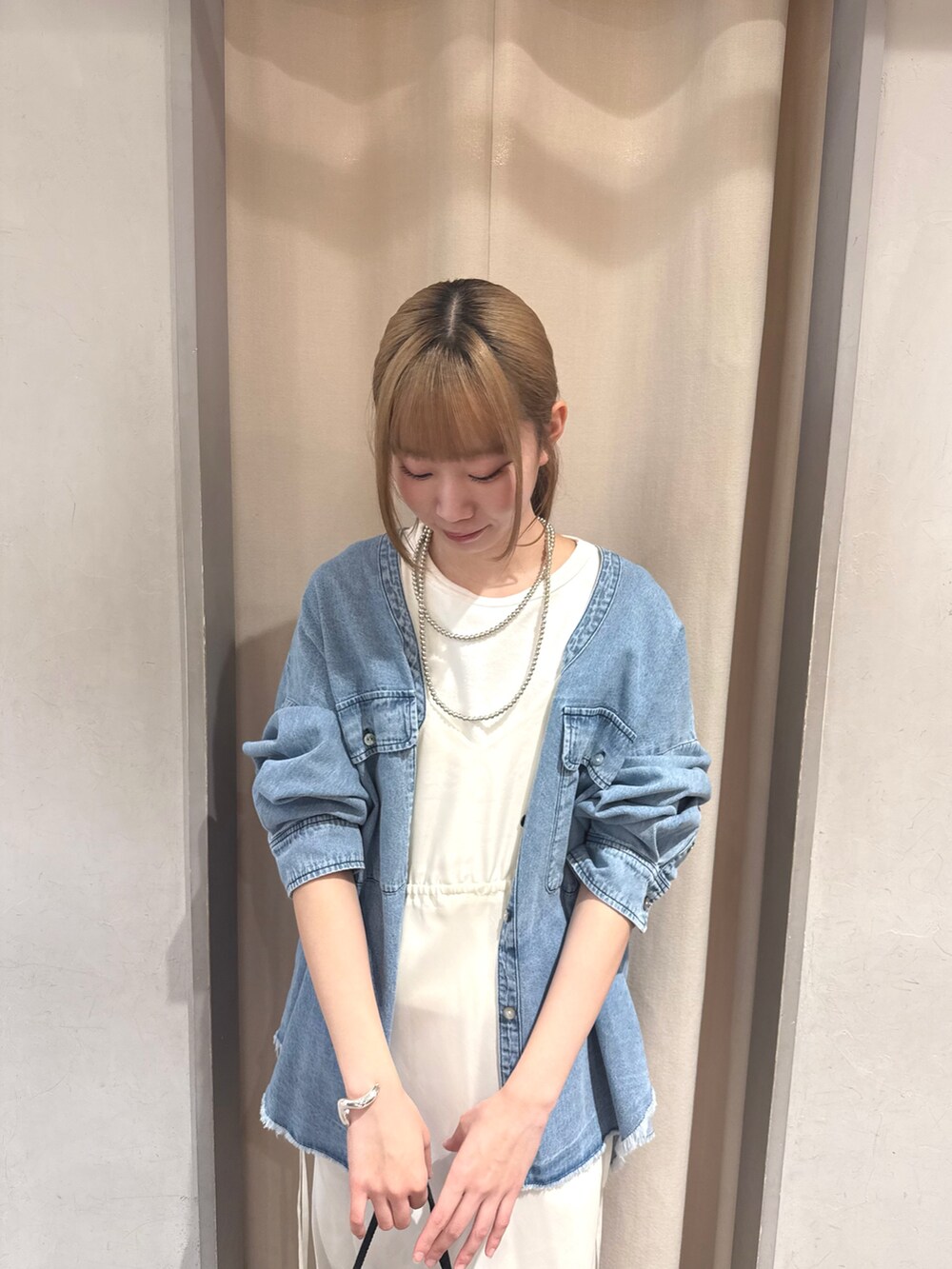 シルバー系のサンダル、ホワイト系のワンピース、ブルー系のシャツ/ブラウスを着用したレディースの夏コーディネートの4枚目の写真