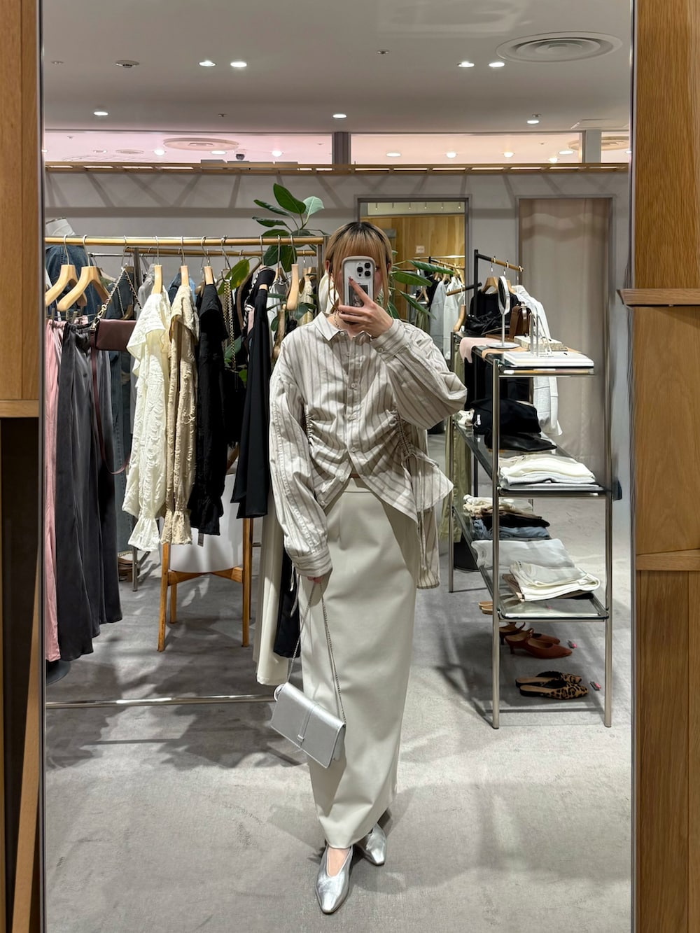 ベージュ系のシャツ/ブラウス、ホワイト系のスカート、シルバー系のその他シューズを着用したレディースの春コーディネートの3枚目の写真