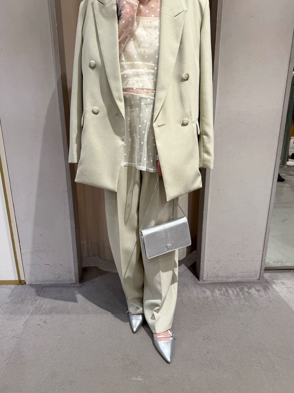 ベージュ系のその他パンツ、ホワイト系のシャツ/ブラウス、ベージュ系のテーラードジャケットを着用したレディースの春コーディネートの2枚目の写真