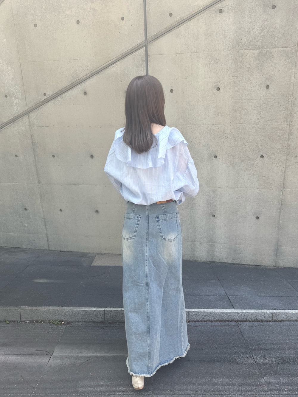 ブルー系のシャツ/ブラウス、ホワイト系のトートバッグ、ブルー系のスカートを着用したレディースの夏コーディネートの5枚目の写真