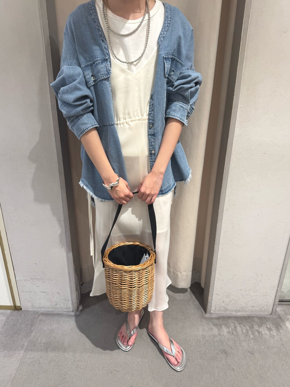 シルバー系のサンダル、ホワイト系のワンピース、ブルー系のシャツ/ブラウスを着用したレディースの夏コーディネートの5枚目の写真