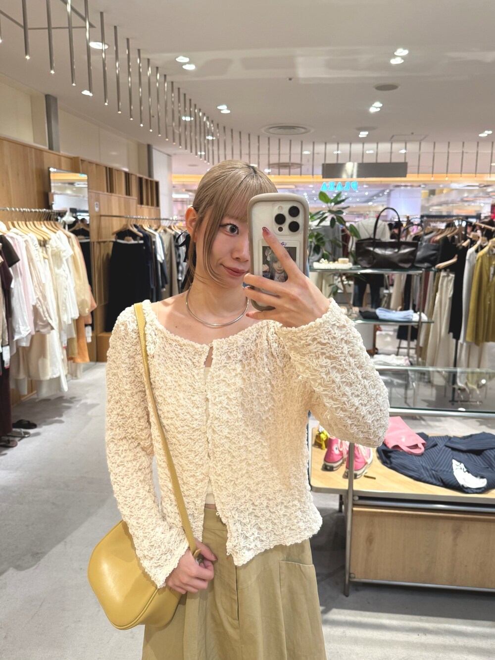 グリーン系のスカート、ホワイト系のシャツ/ブラウス、ブラウン系のパンプスを着用したレディースの秋コーディネートの2枚目の写真