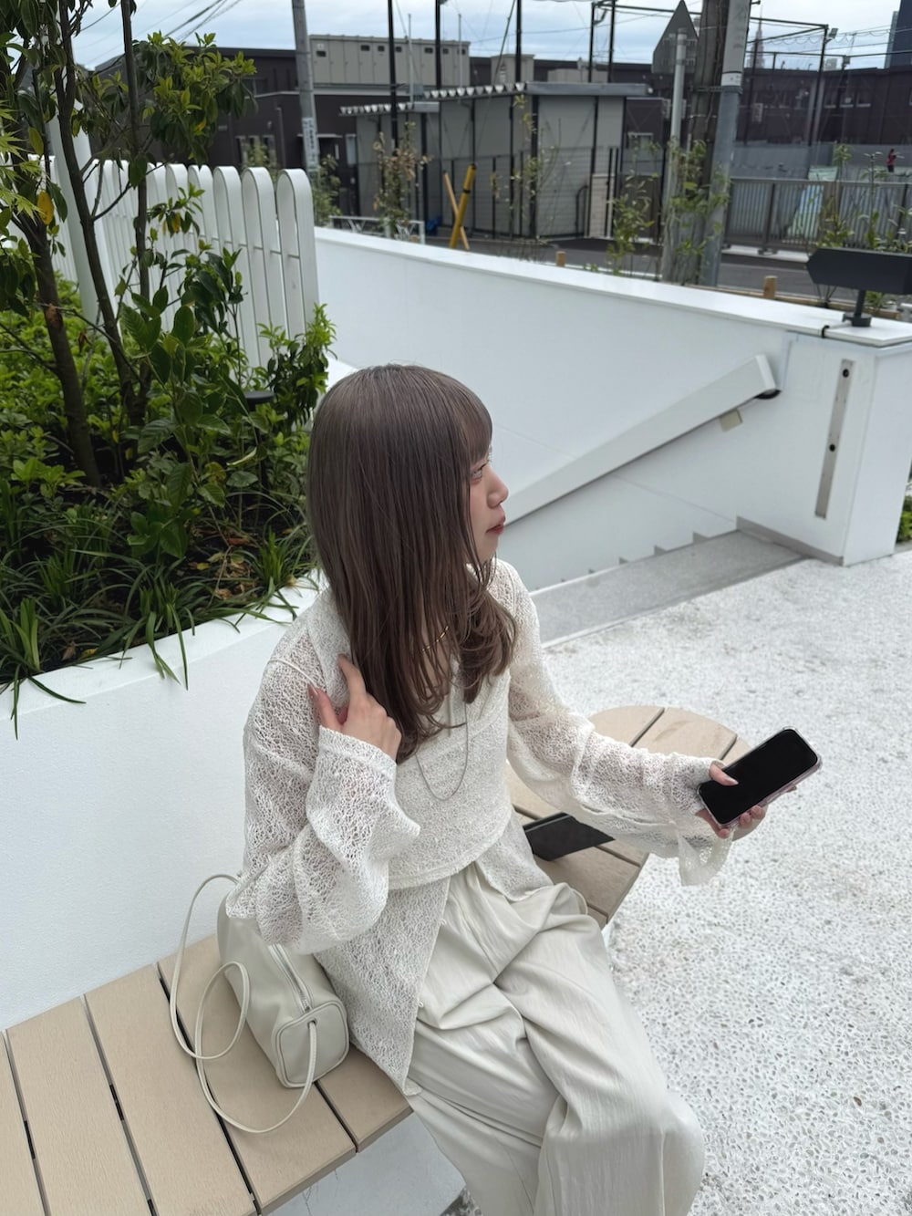 ホワイト系のその他パンツ、ホワイト系のTシャツ/カットソーを着用したレディースの春コーディネートの2枚目の写真