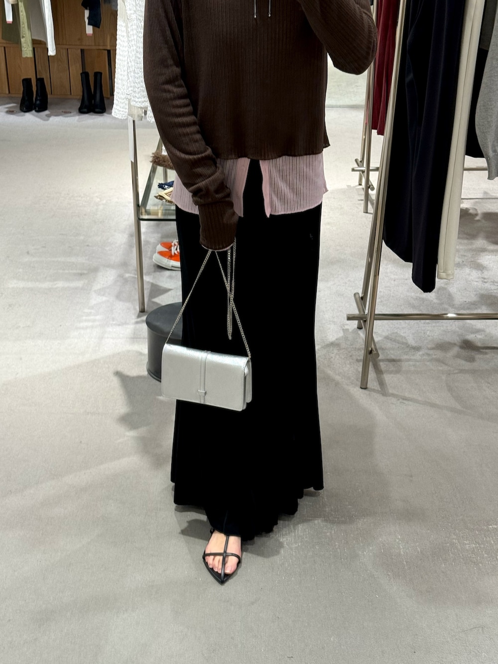 ピンク系のTシャツ/カットソー、ブラック系のスカート、ブラック系のサンダルを着用したレディースの春コーディネートの2枚目の写真