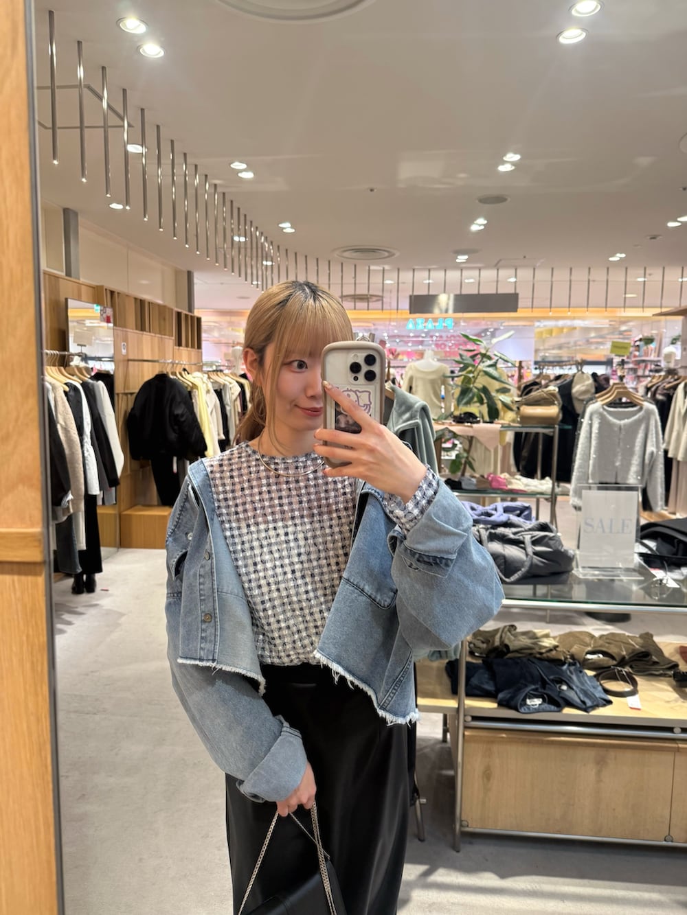 ブルー系のシャツ/ブラウス、ブルー系のTシャツ/カットソー、ブラック系のスカートを着用したレディースの冬コーディネートの3枚目の写真