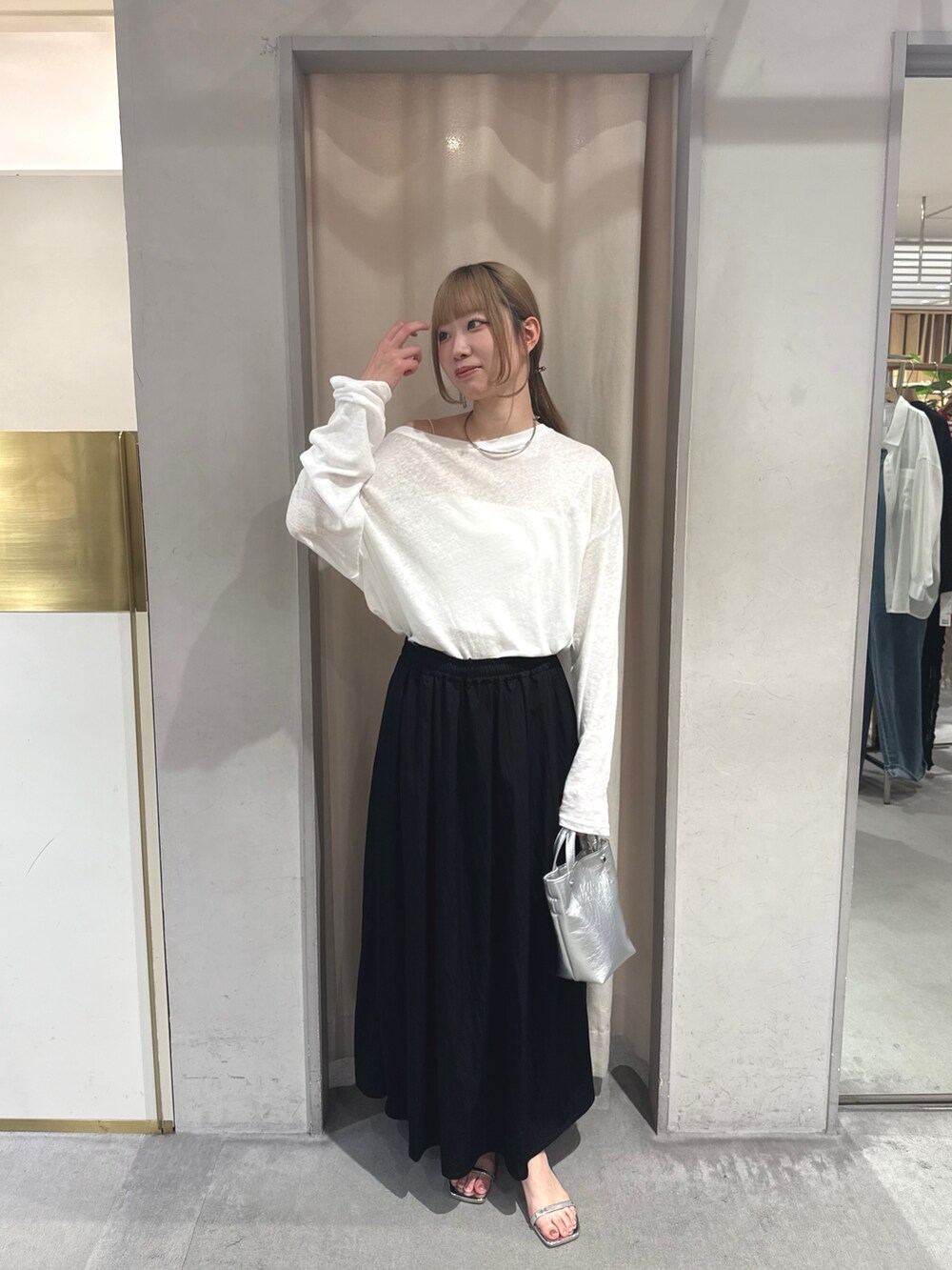 ホワイト系のTシャツ/カットソー、ブラック系のスカート、シルバー系のトートバッグを着用したレディースの夏コーディネートの2枚目の写真
