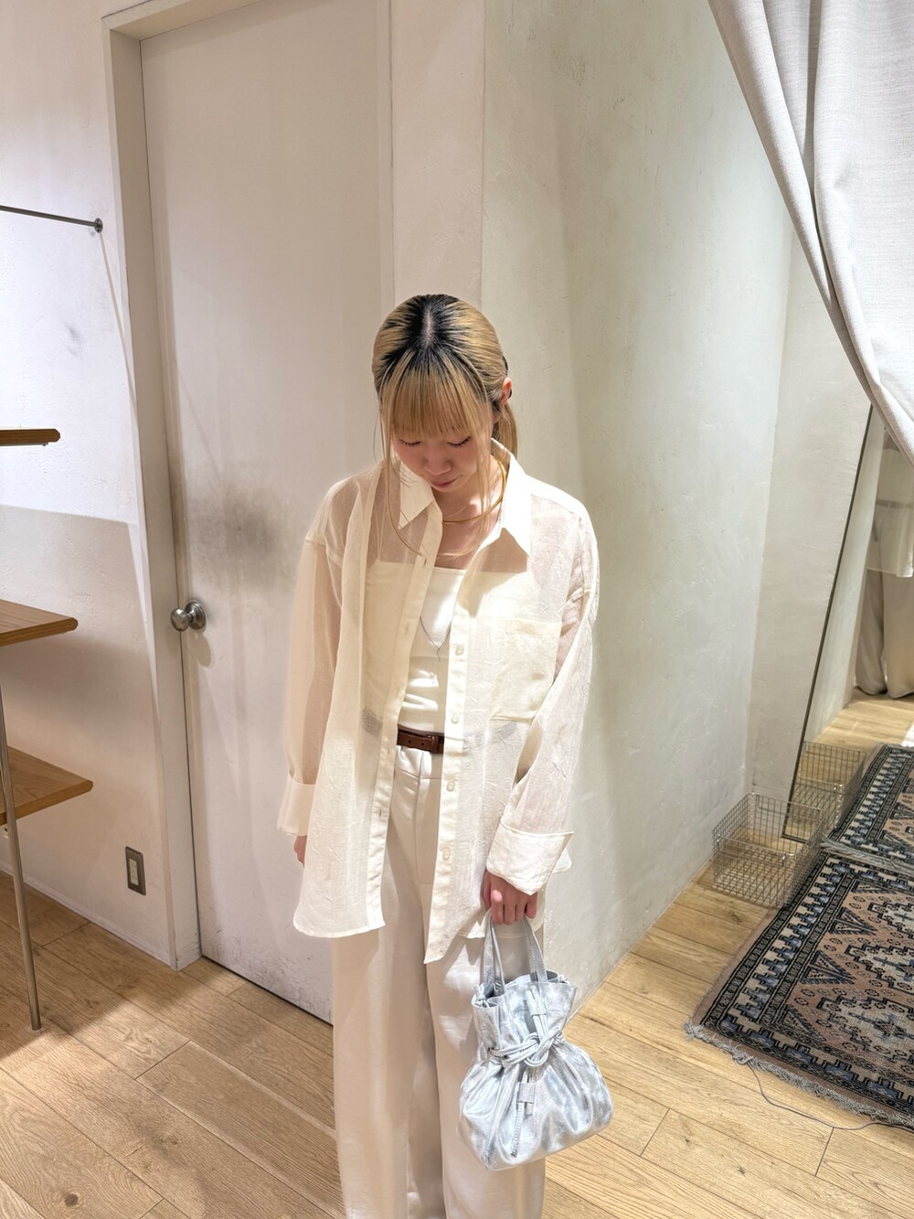ホワイト系のシャツ/ブラウス、ホワイト系のその他パンツ、シルバー系のトートバッグを着用したレディースの夏コーディネートの2枚目の写真