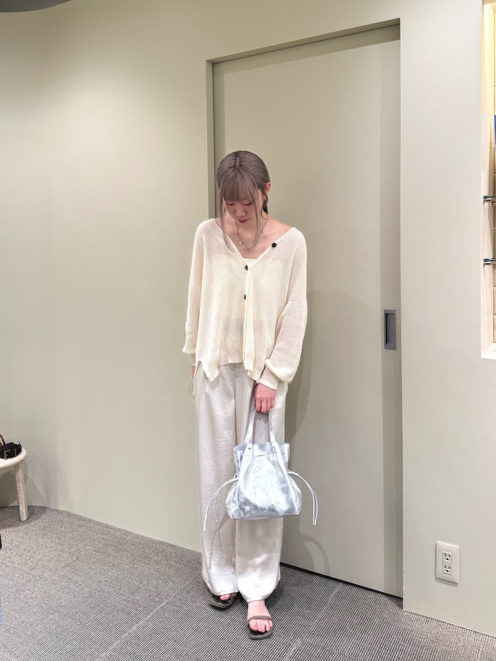 ホワイト系のカーディガン/ボレロ、シルバー系のトートバッグ、ホワイト系のその他パンツを着用したレディースの夏コーディネートの3枚目の写真