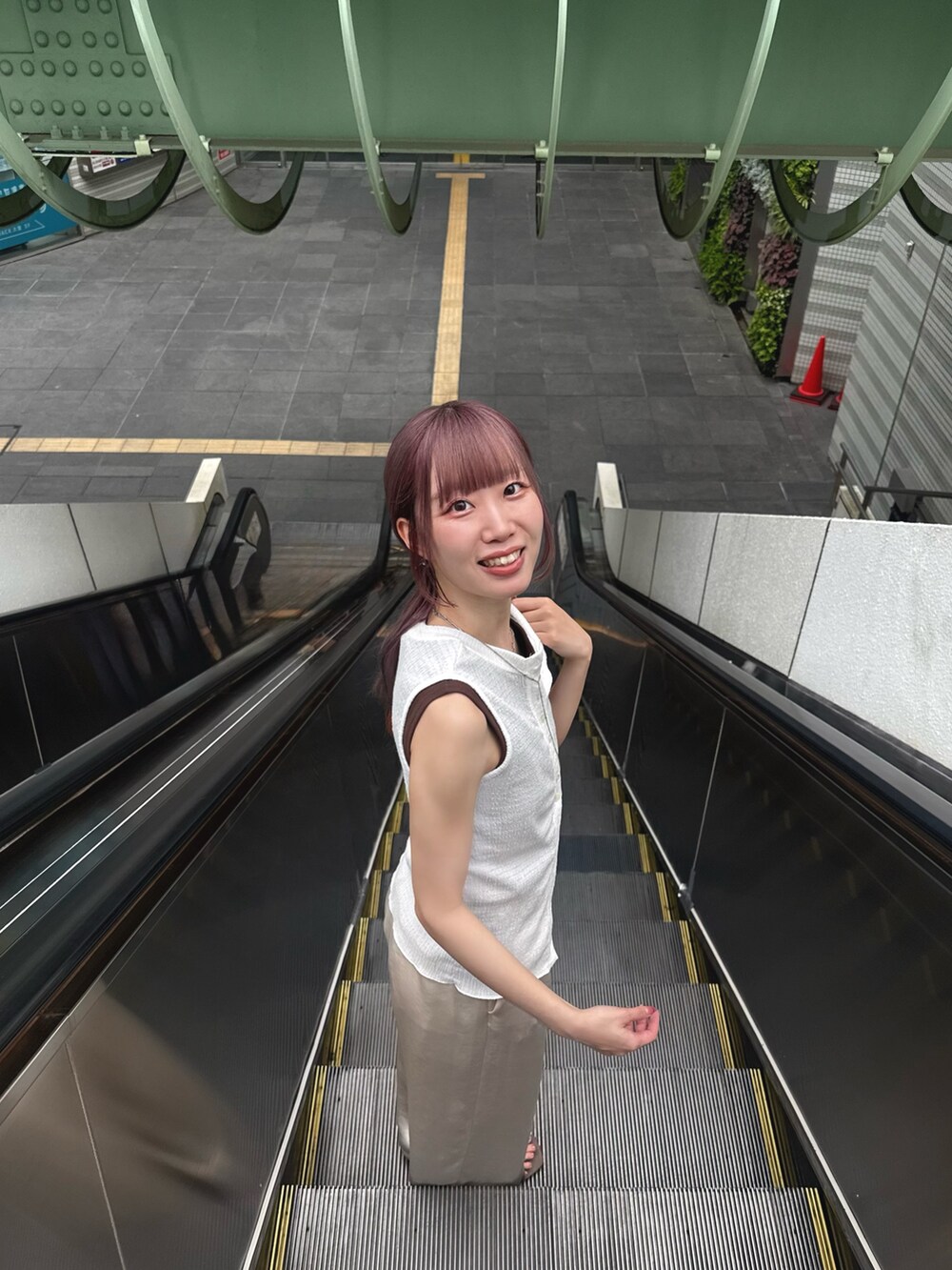 ホワイト系のその他パンツ、ブラウン系のハンドバッグ、ブラウン系のTシャツ/カットソーを着用したレディースの夏コーディネートの3枚目の写真