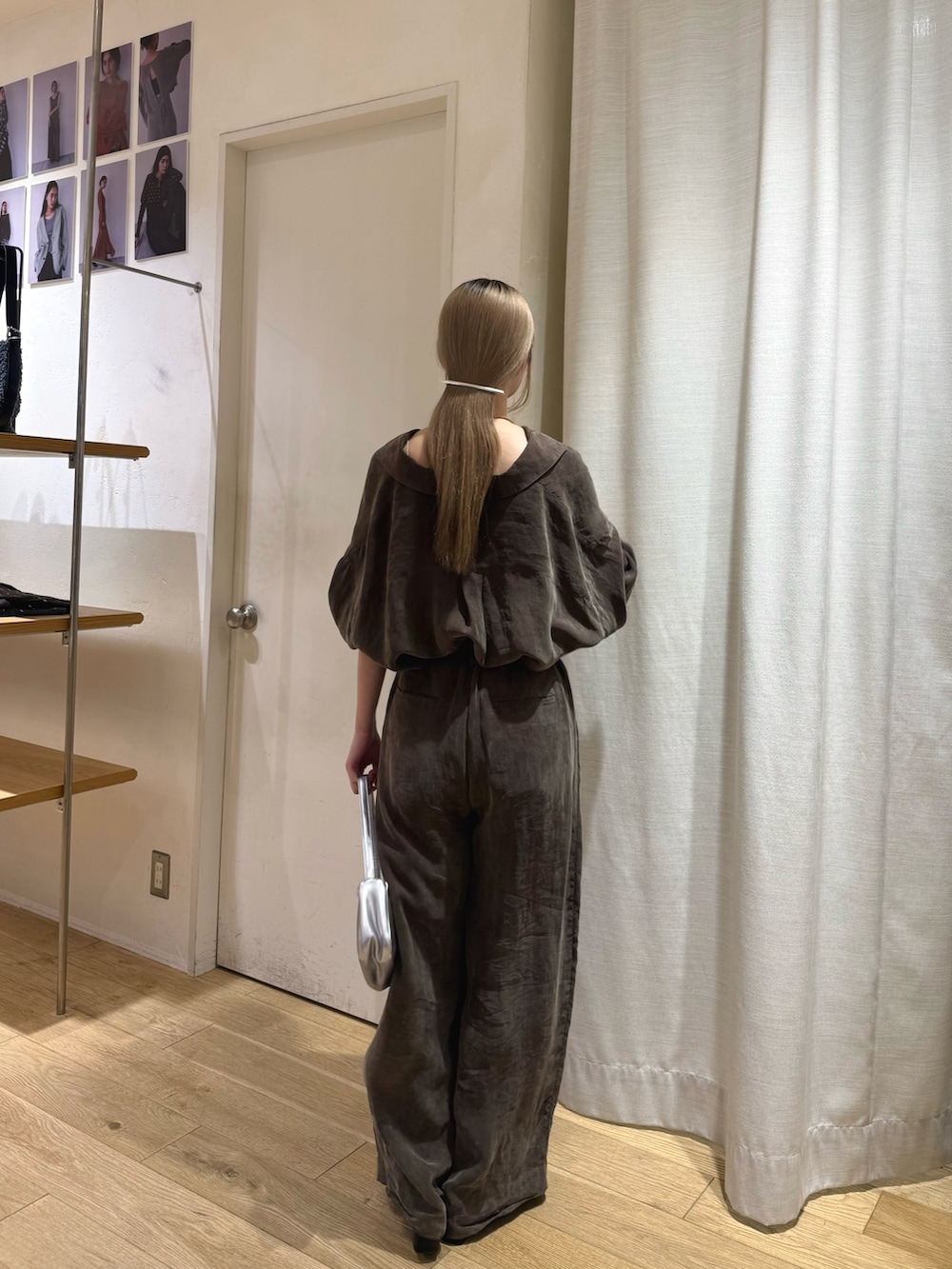 ブラウン系のシャツ/ブラウス、ブラウン系のその他パンツ、シルバー系のショルダーバッグを着用したレディースの秋コーディネートの3枚目の写真