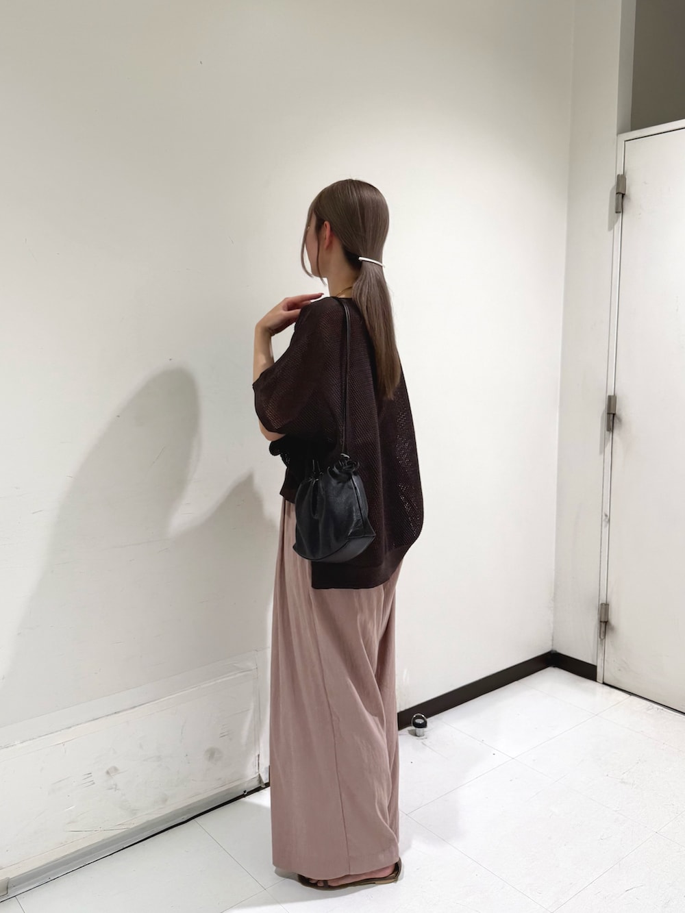 ブラック系のショルダーバッグ、ピンク系のその他パンツを着用したレディースの夏コーディネートの2枚目の写真
