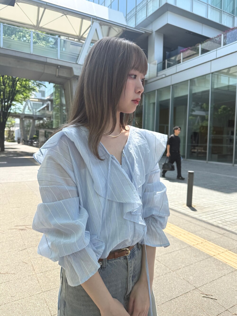 ブルー系のシャツ/ブラウス、ホワイト系のトートバッグ、ブルー系のスカートを着用したレディースの夏コーディネートの3枚目の写真