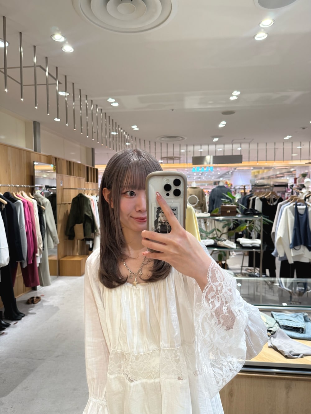 ホワイト系のシャツ/ブラウス、グレー系のその他パンツを着用したレディースの春コーディネートの3枚目の写真