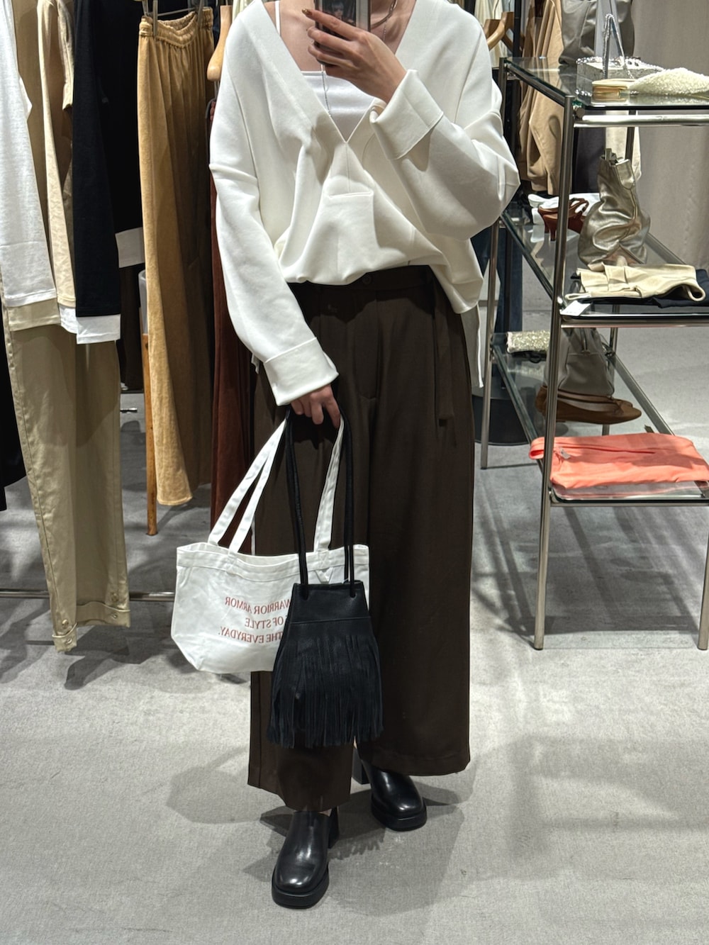 ブラウン系のその他パンツ、ホワイト系のトートバッグ、ブラック系のトートバッグを着用したレディースの秋コーディネートの3枚目の写真