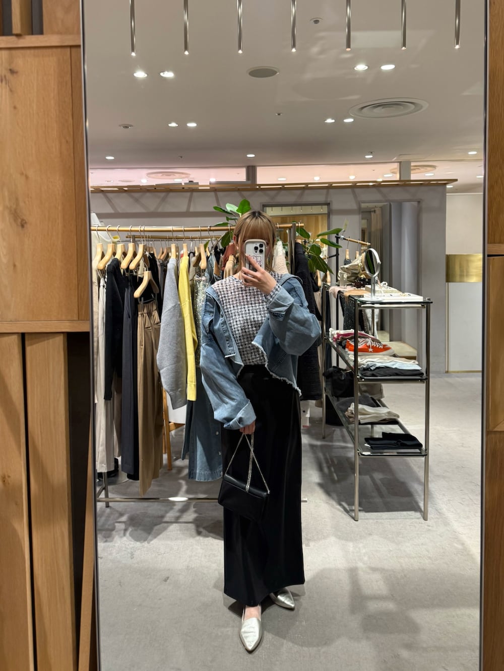 ブルー系のシャツ/ブラウス、ブルー系のTシャツ/カットソー、ブラック系のスカートを着用したレディースの冬コーディネートの4枚目の写真