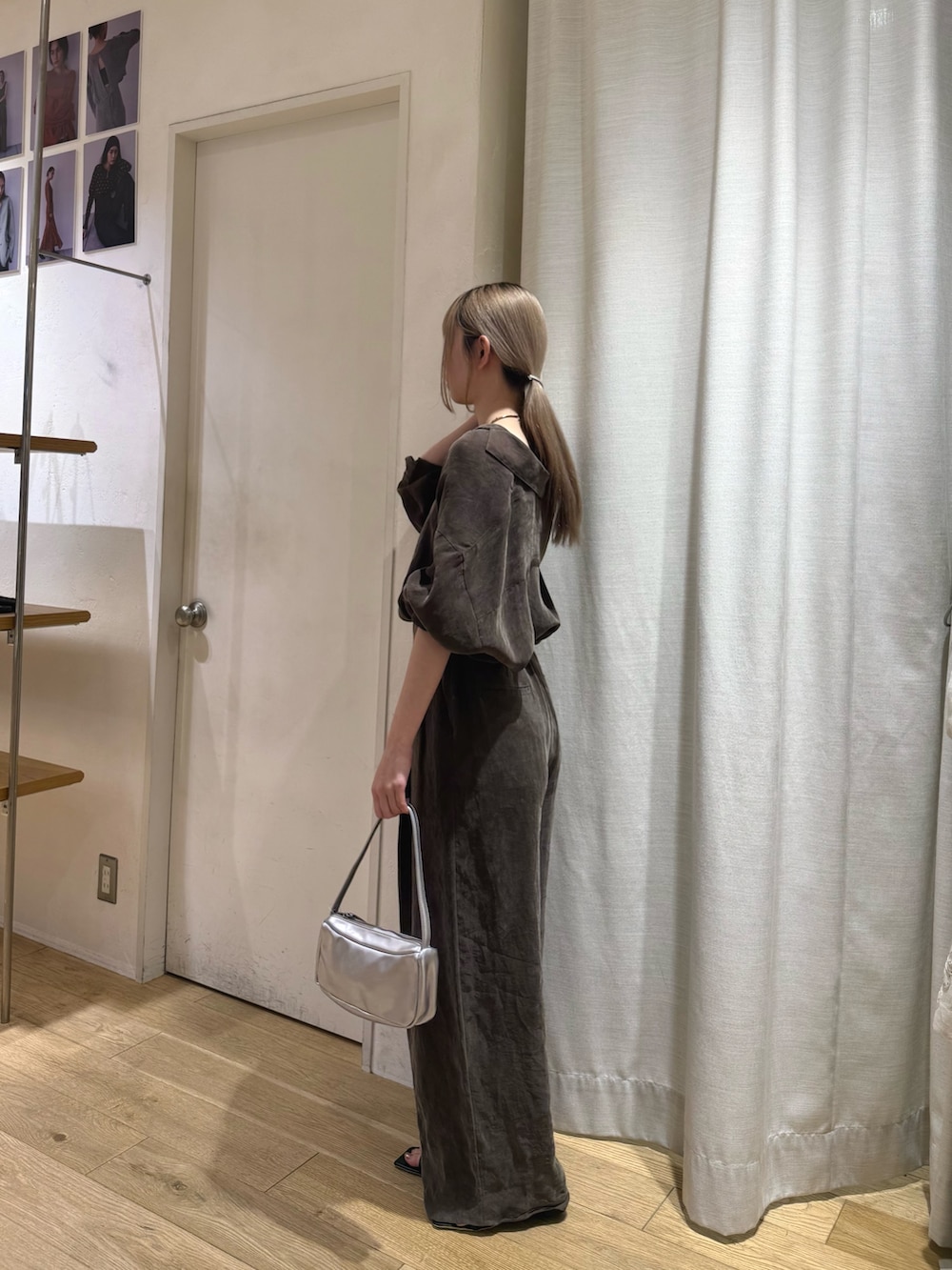 ブラウン系のシャツ/ブラウス、ブラウン系のその他パンツ、シルバー系のショルダーバッグを着用したレディースの秋コーディネートの2枚目の写真