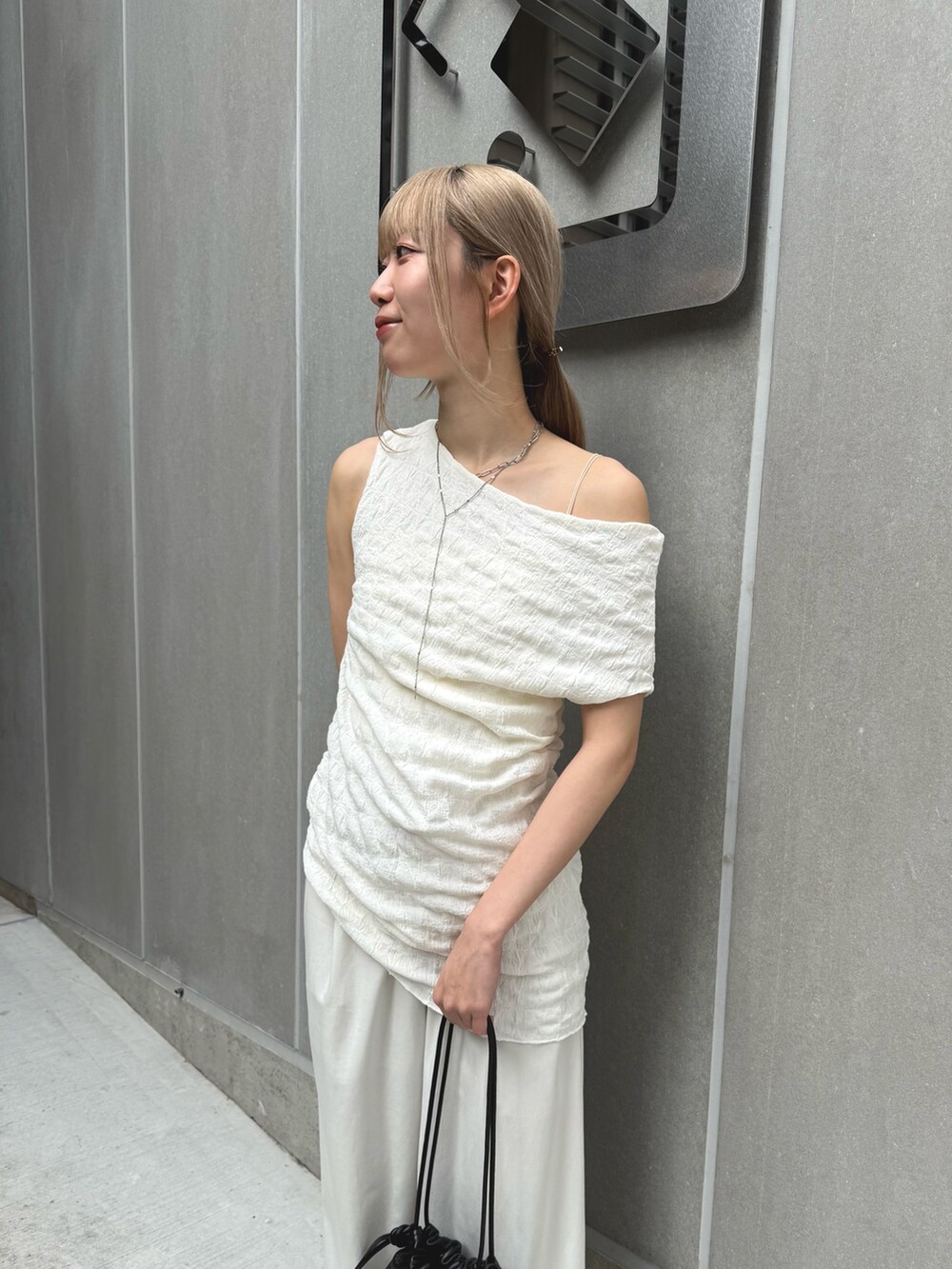 ブラック系のショルダーバッグ、ホワイト系のその他パンツ、シルバー系のネックレスを着用したレディースの夏コーディネートの4枚目の写真