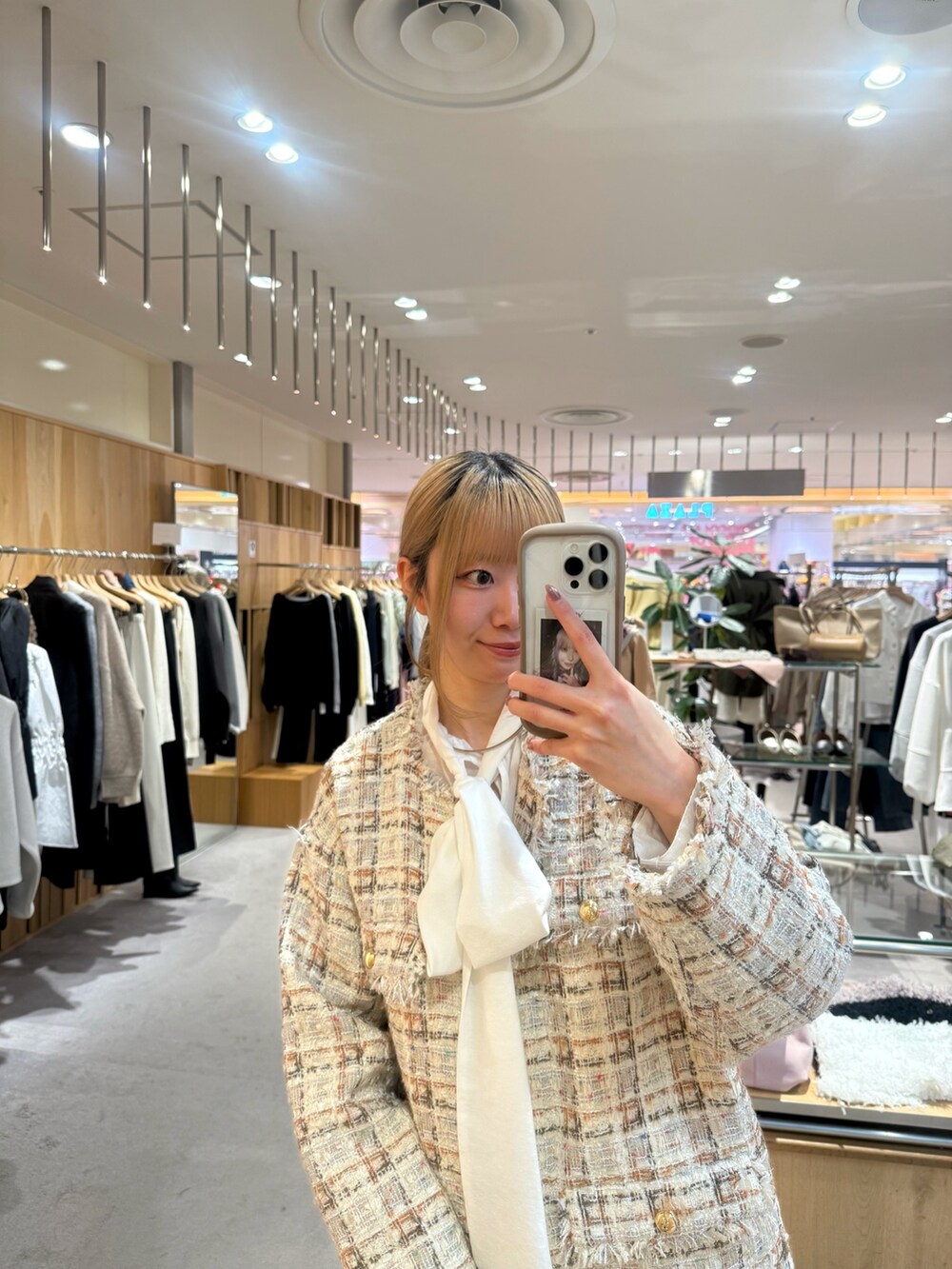 ホワイト系のシャツ/ブラウス、ホワイト系のその他アウター、ホワイト系のデニムパンツを着用したレディースの春コーディネートの2枚目の写真