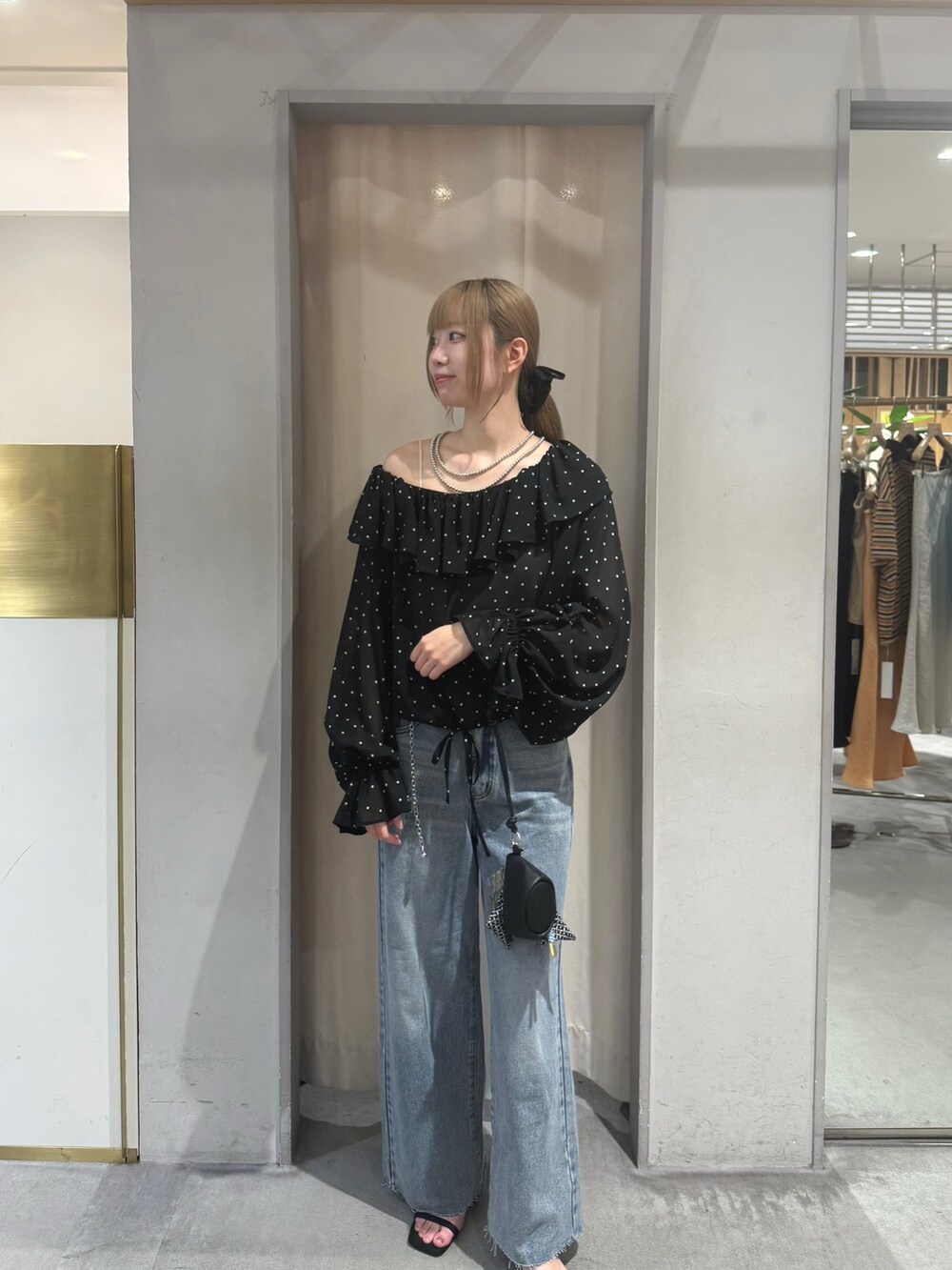 ブラック系のシャツ/ブラウス、ブルー系のデニムパンツ、ブラック系のサンダルを着用したレディースの夏コーディネートの2枚目の写真