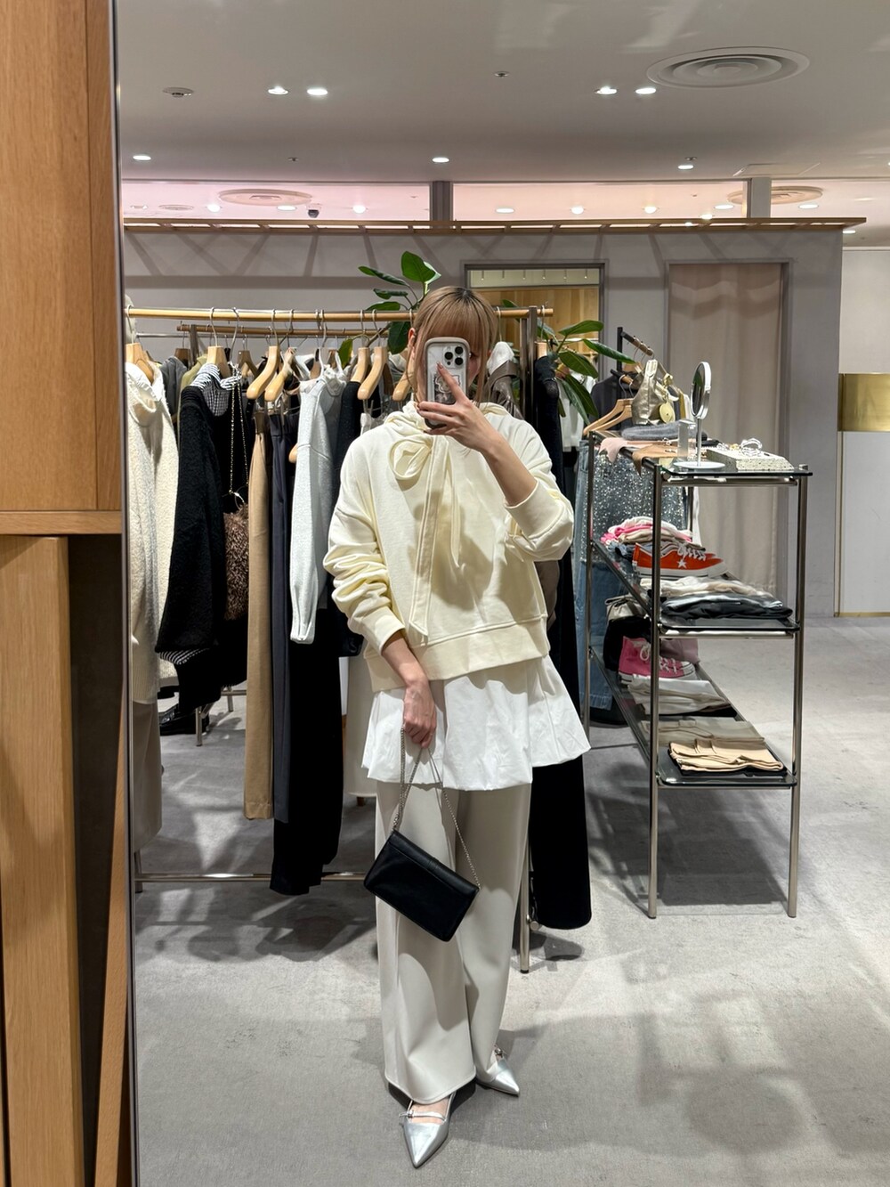 ホワイト系のパーカー、ホワイト系のキャミソール、グレー系のその他パンツを着用したレディースの冬コーディネートの3枚目の写真