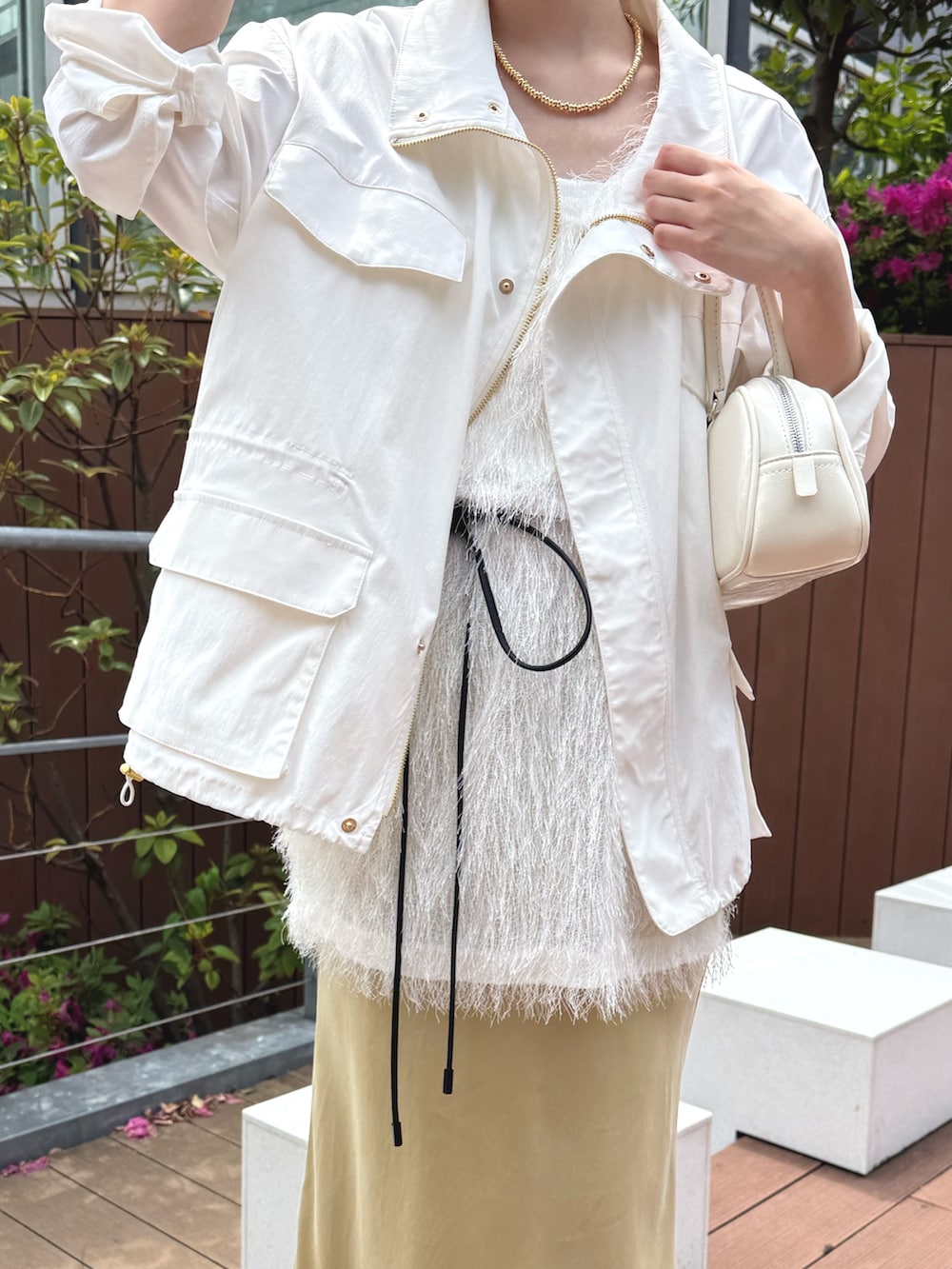 イエロー系のスカート、ホワイト系のトートバッグ、ホワイト系のその他アウターを着用したレディースの春コーディネートの4枚目の写真