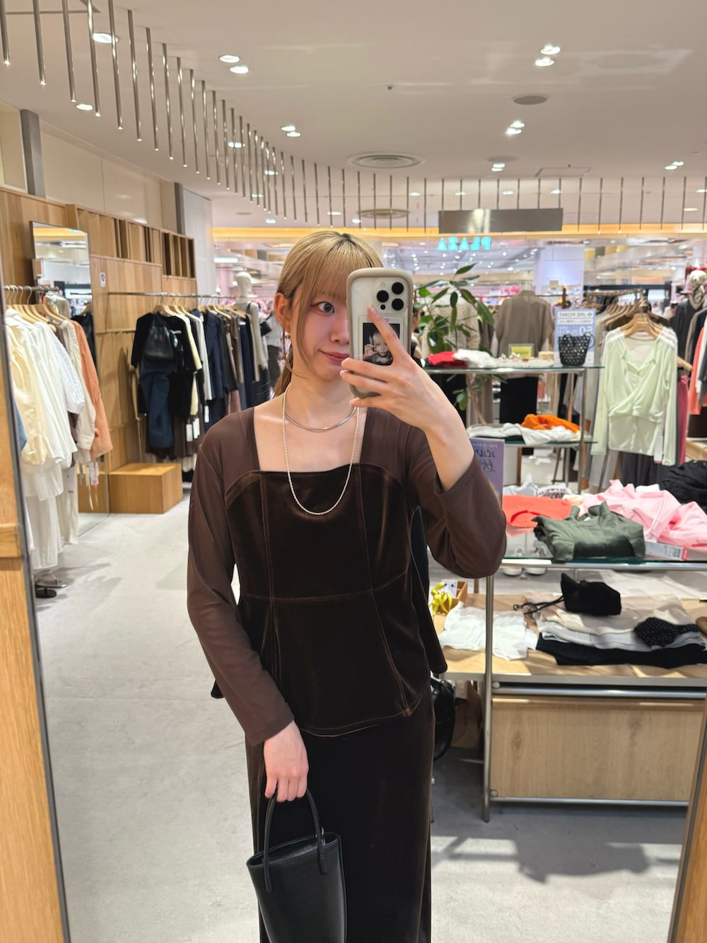 ブラウン系のシャツ/ブラウス、ブラック系のトートバッグ、ブラウン系のスカートを着用したレディースの秋コーディネートの2枚目の写真