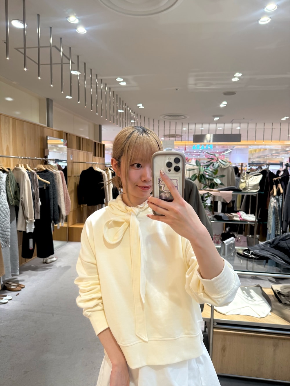 ホワイト系のパーカー、ホワイト系のキャミソール、グレー系のその他パンツを着用したレディースの冬コーディネートの2枚目の写真