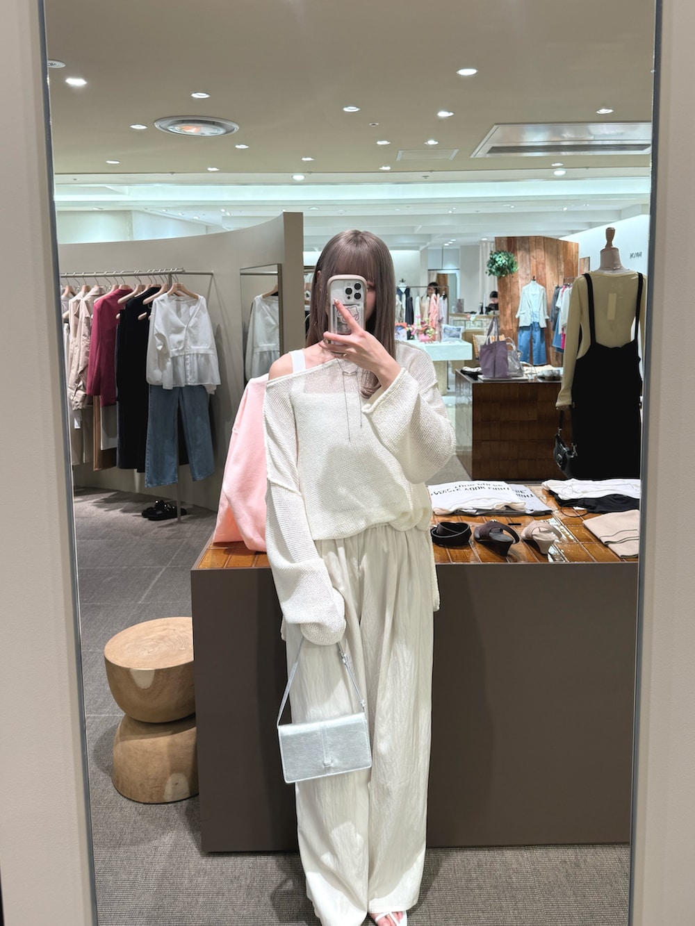 ホワイト系のニット/セーター、ホワイト系のニット/セーター、ホワイト系のその他パンツを着用したレディースの春コーディネートの2枚目の写真