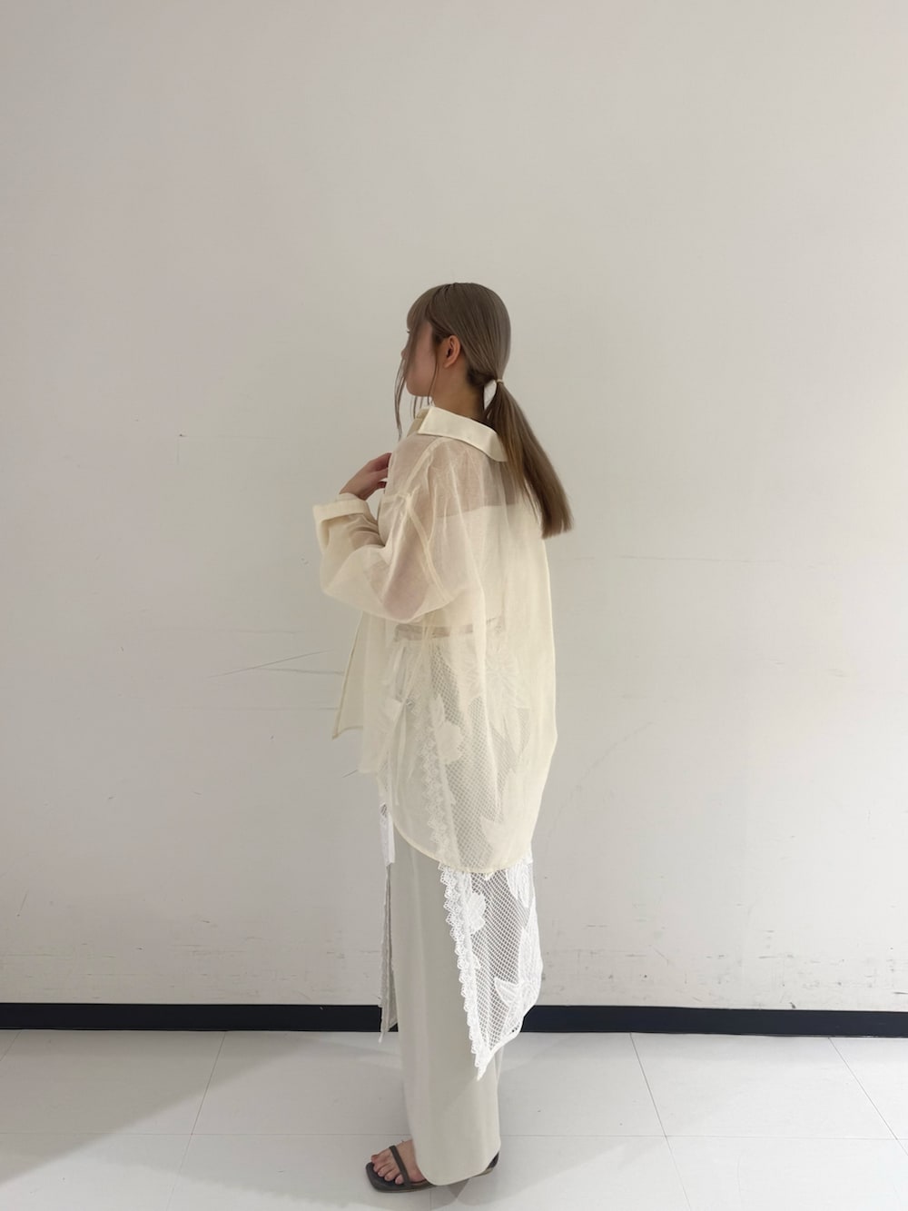 ブラウン系のシャツ/ブラウス、ホワイト系のスカート、グレー系のその他パンツを着用したレディースの夏コーディネートの2枚目の写真