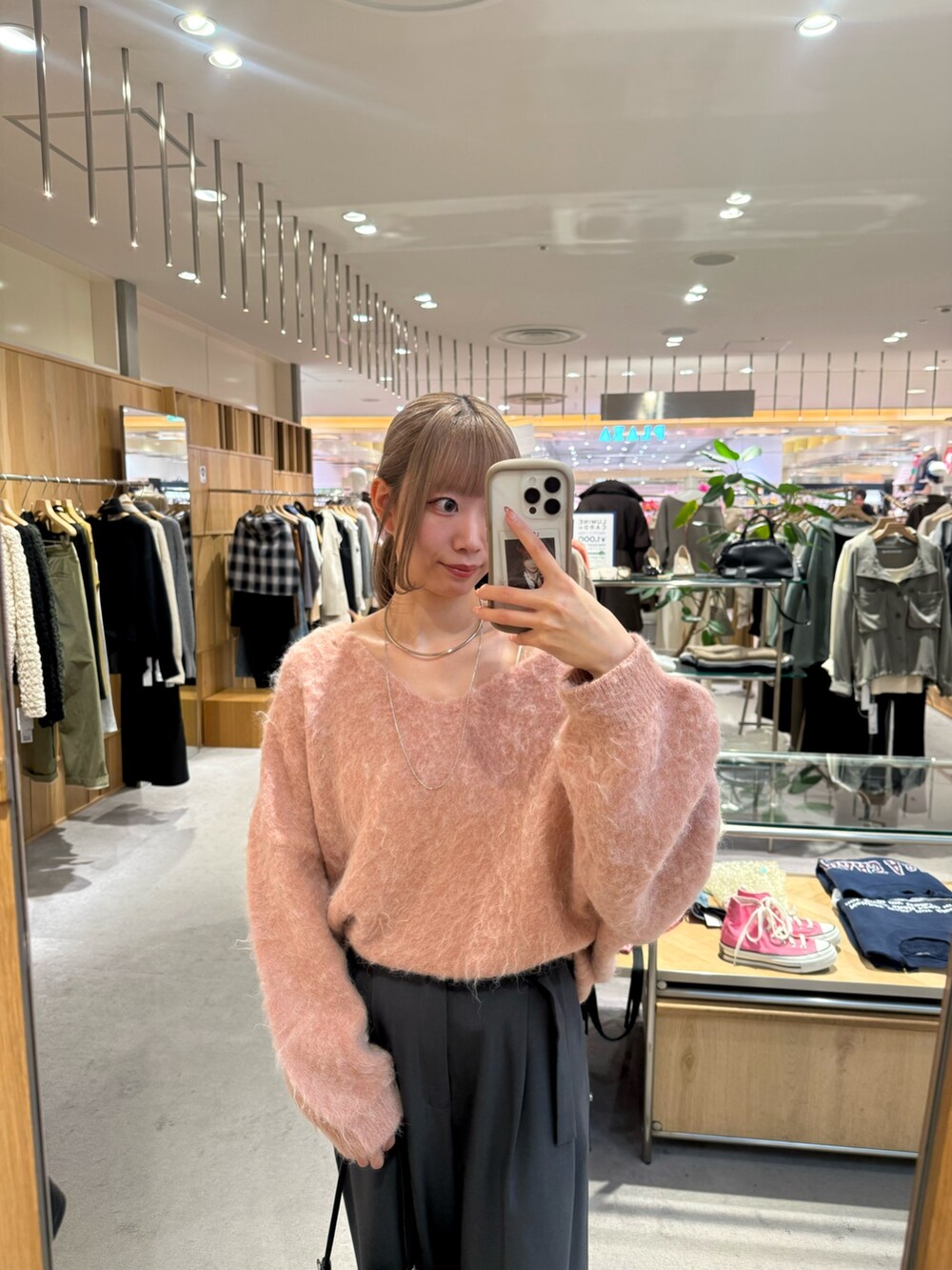 ピンク系のニット/セーター、グレー系のその他パンツ、ブラック系のトートバッグを着用したレディースの秋コーディネートの2枚目の写真