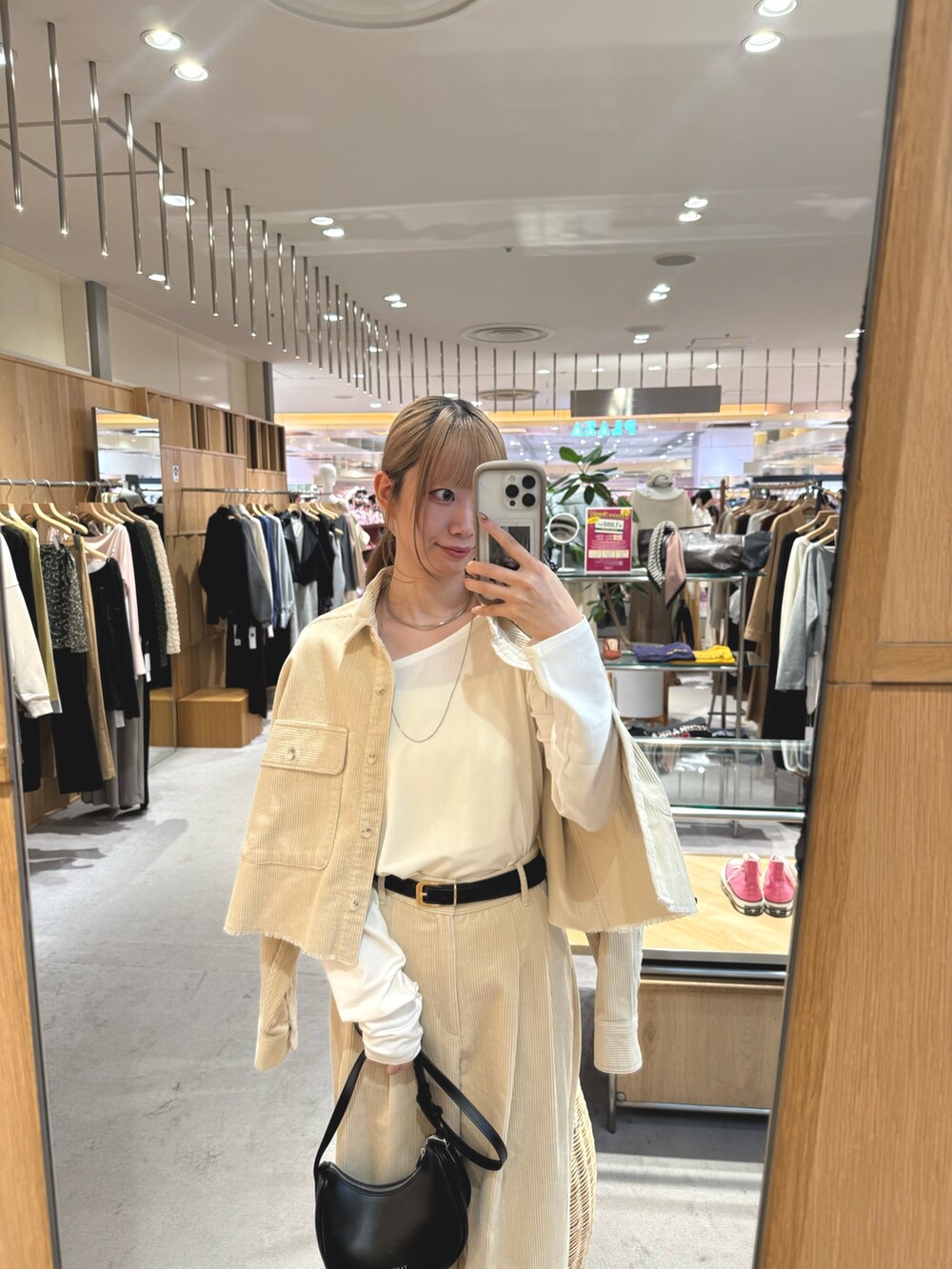 ホワイト系のその他パンツ、ブラック系のパンプス、ホワイト系のシャツ/ブラウスを着用したレディースの秋コーディネートの3枚目の写真