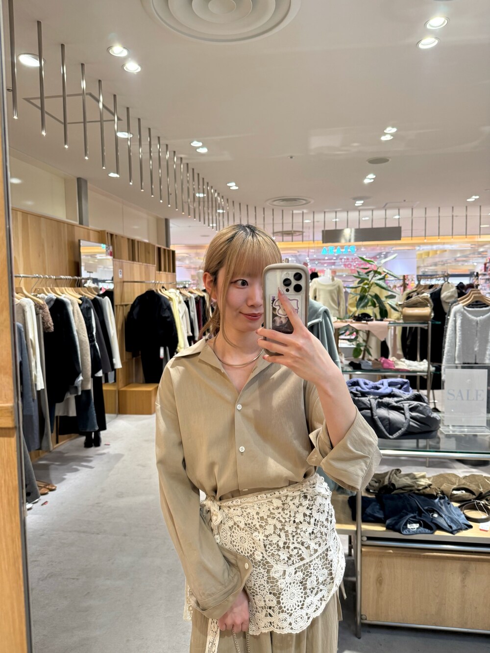 ベージュ系のその他パンツ、ベージュ系のシャツ/ブラウス、ホワイト系のストール/ショールを着用したレディースの冬コーディネートの2枚目の写真