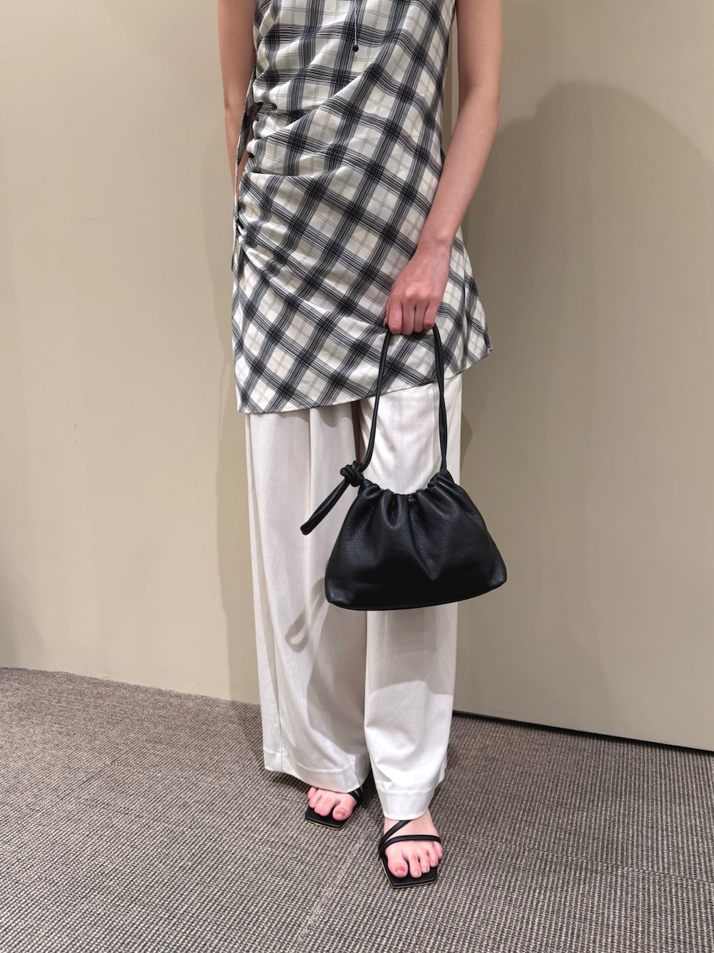 ホワイト系のシャツ/ブラウス、ブラック系のショルダーバッグ、ホワイト系のその他パンツを着用したレディースの夏コーディネートの2枚目の写真
