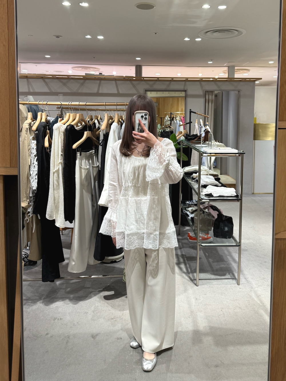 ホワイト系のシャツ/ブラウス、グレー系のその他パンツを着用したレディースの春コーディネートの2枚目の写真