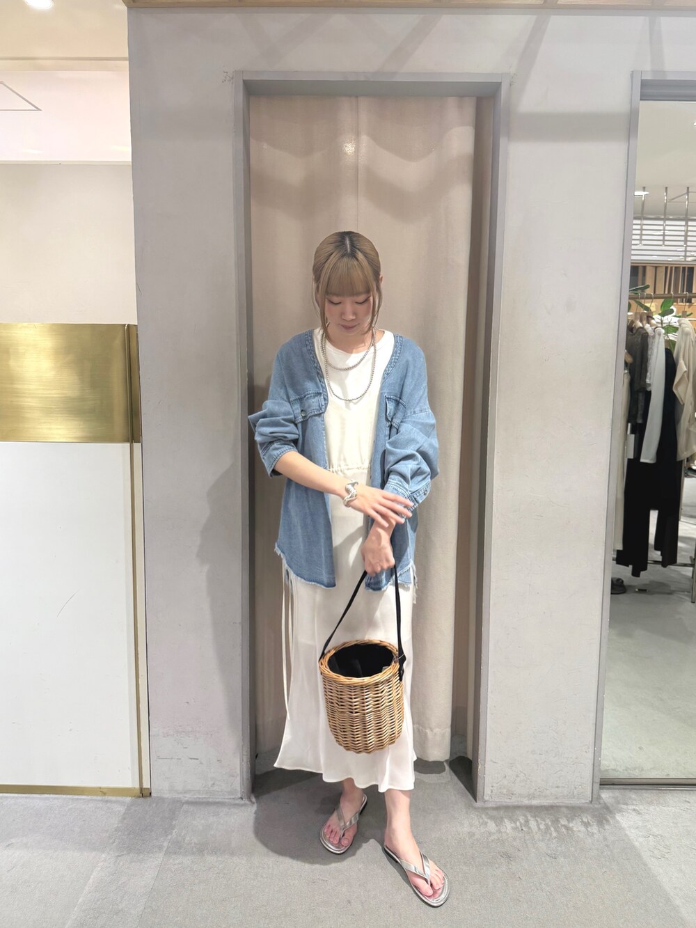 シルバー系のサンダル、ホワイト系のワンピース、ブルー系のシャツ/ブラウスを着用したレディースの夏コーディネートの2枚目の写真