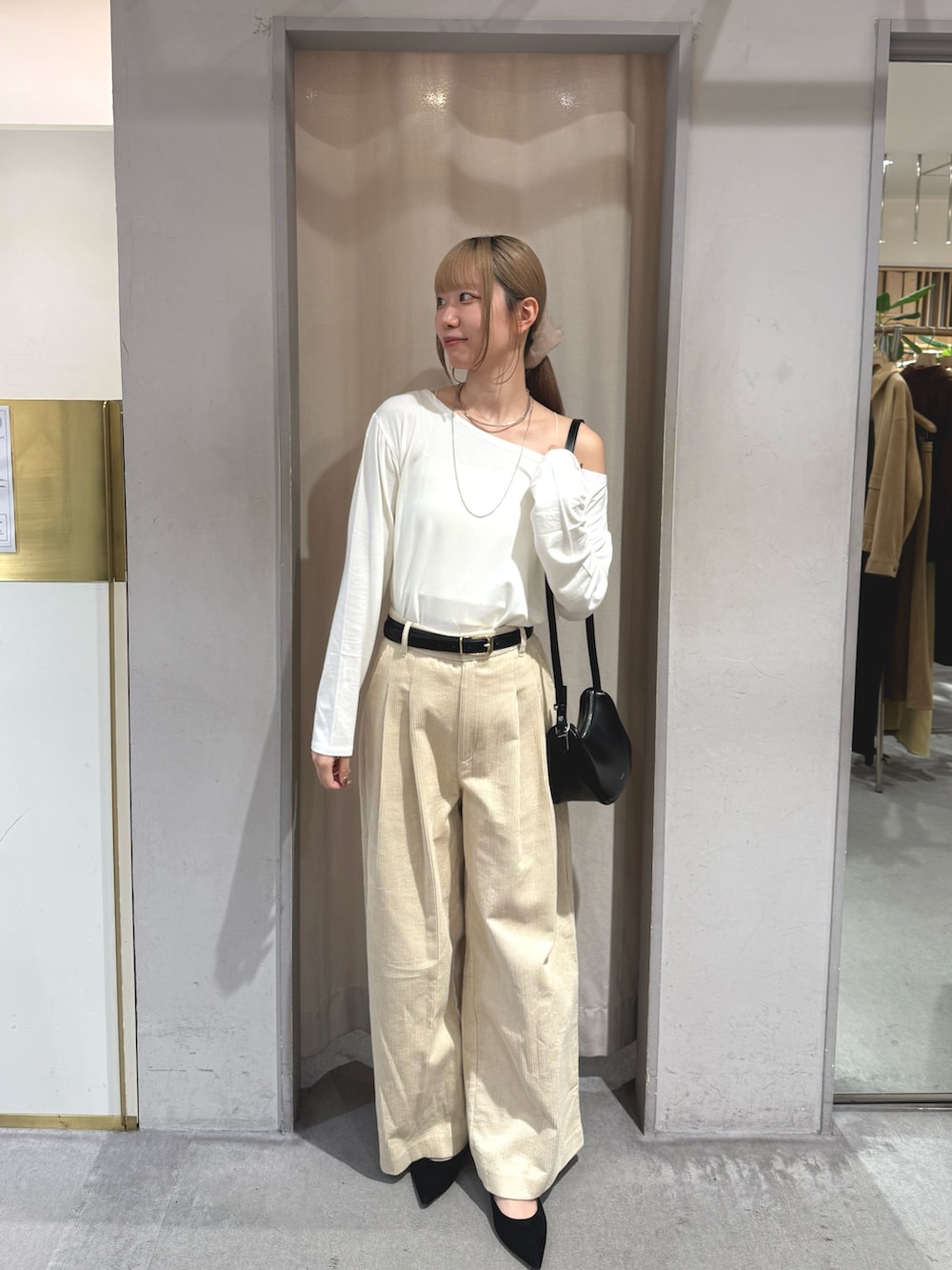 ホワイト系のその他パンツ、ブラック系のパンプス、ホワイト系のシャツ/ブラウスを着用したレディースの秋コーディネートの2枚目の写真