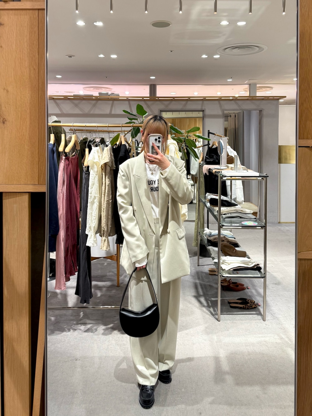 ホワイト系のTシャツ/カットソー、ベージュ系のテーラードジャケット、ブラック系のトートバッグを着用したレディースの春コーディネートの3枚目の写真