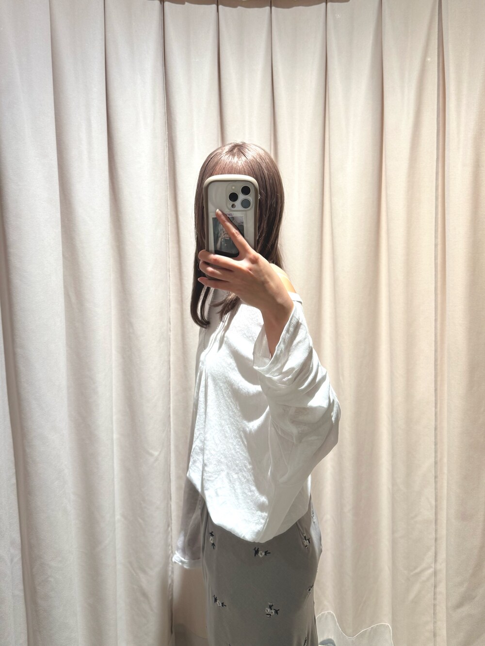 ホワイト系のTシャツ/カットソー、ベージュ系のスカート、シルバー系のトートバッグを着用したレディースの夏コーディネートの3枚目の写真